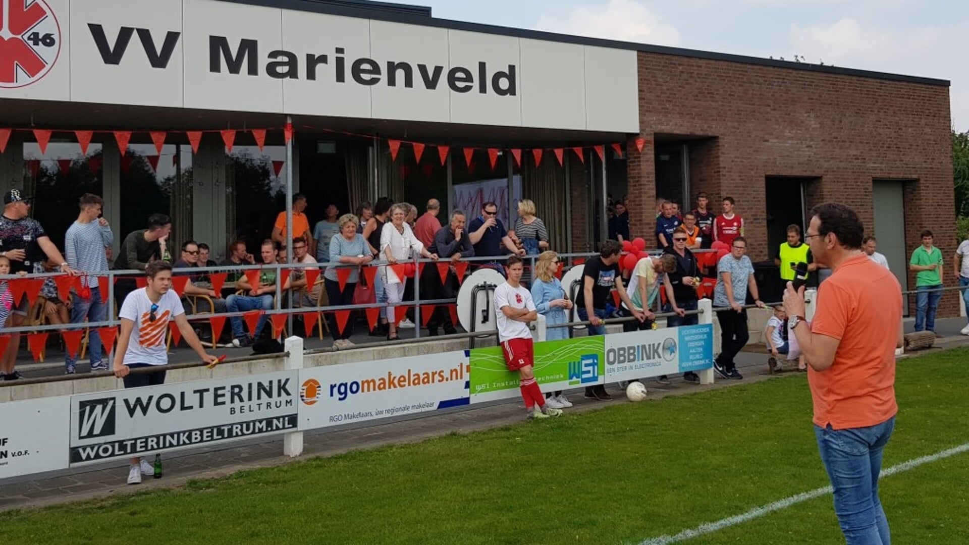 Freek Jansen spreekt de aanwezigen toe voorafgaand aan de allerlaatste wedstrijd van zijn club onder de naam vv Mariënvelde, 19 mei 2019. Foto: Henri Walterbos