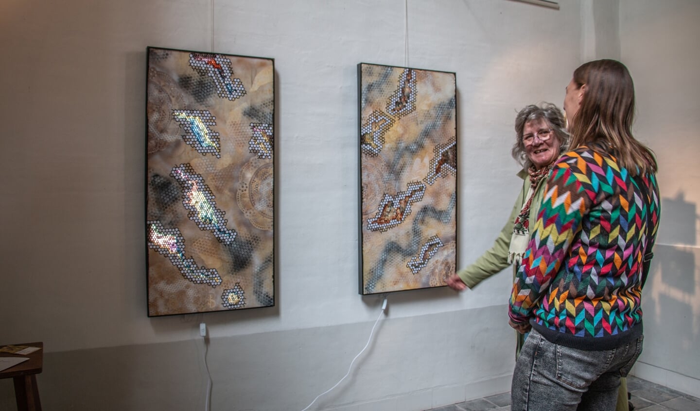 Rowena Peters (rechts op de foto) laat zich inspireren door sporen die de natuur achterlaat. Foto: Liesbeth Spaansen