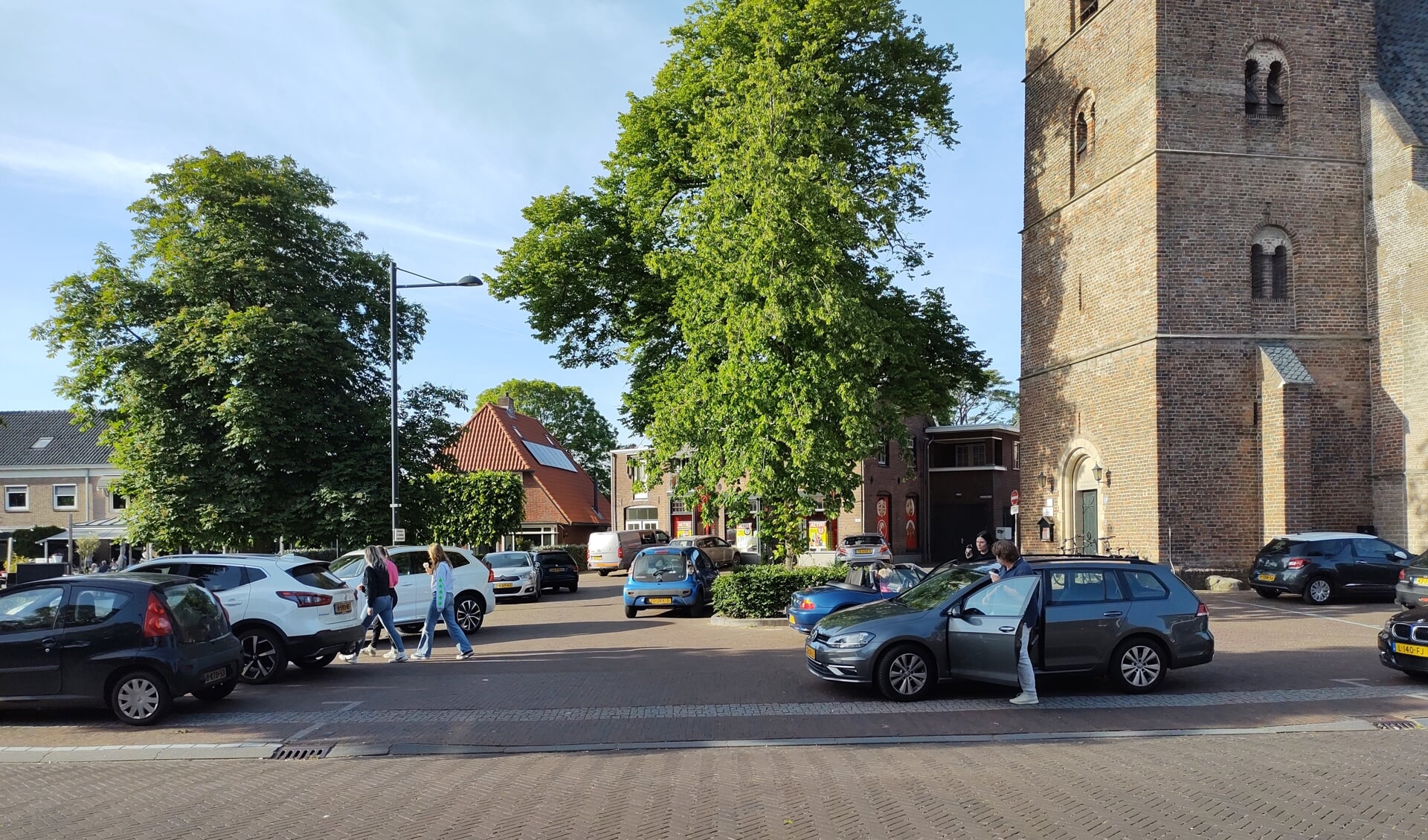 Veel auto’s voor de kerk tijdens Pinksteren. Het merendeel van deze auto’s staat fout geparkeerd. Foto: Vitale Kern Vorden