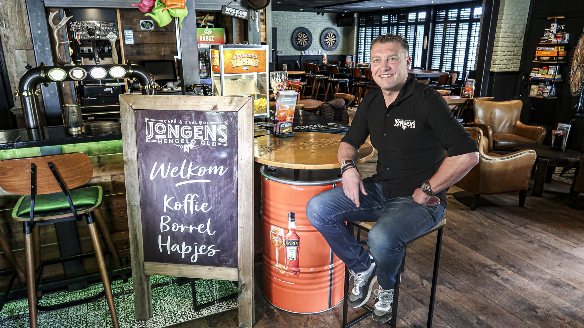 Raymond Jolij is sinds begin deze maand volledig eigenaar van het Hengelose café De Jongens en de bijbehorende zaal. Jolij begon hier bij de opening in 2018 als werknemer en was al sinds juni 2019 mede-eigenaar. Foto: Luuk Stam