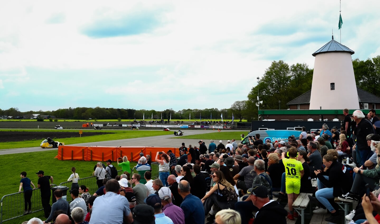 Publiek geniet van de races in Hengelo. Foto: Damon Teerink