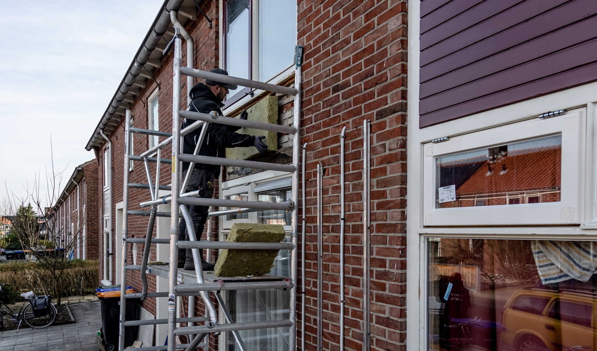 Door het aanbrengen van isolatie krijgen de huurwoningen een beter energielabel.  Foto: PICTURES BY MIR