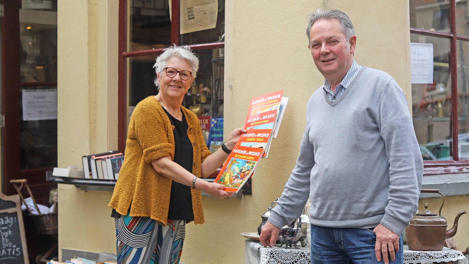 Boekenvrijwilliger Els Hubers en Fideel-oprichter Twan Kusters bij de winkel aan de Broederenkerkstraat. Foto: Sander Grootendorst