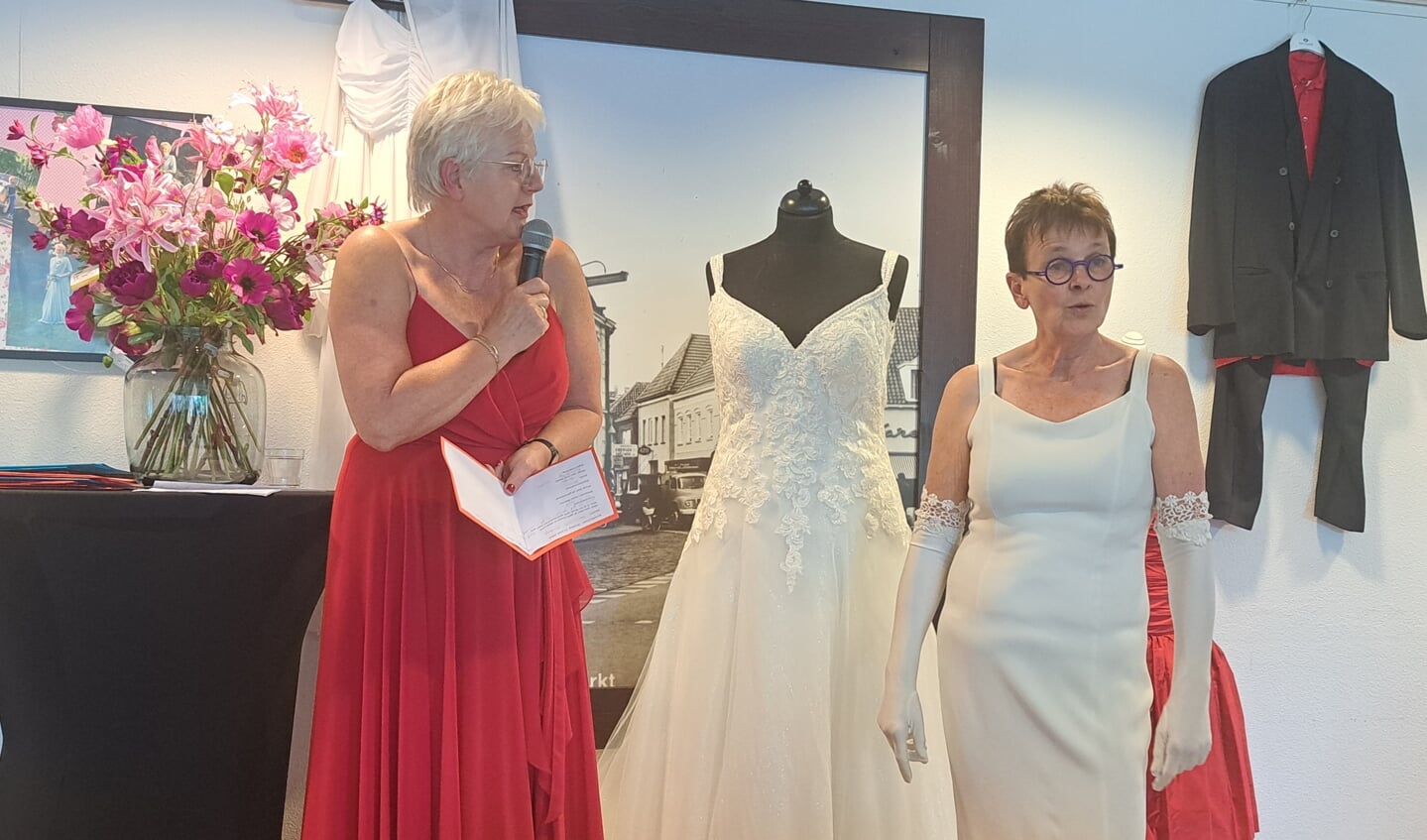 Medewerkers en vrijwililgers showen bruidsjurken van toen en nu bij De Molenberg. Veel dames dragen hun eigen trouwjurk. 