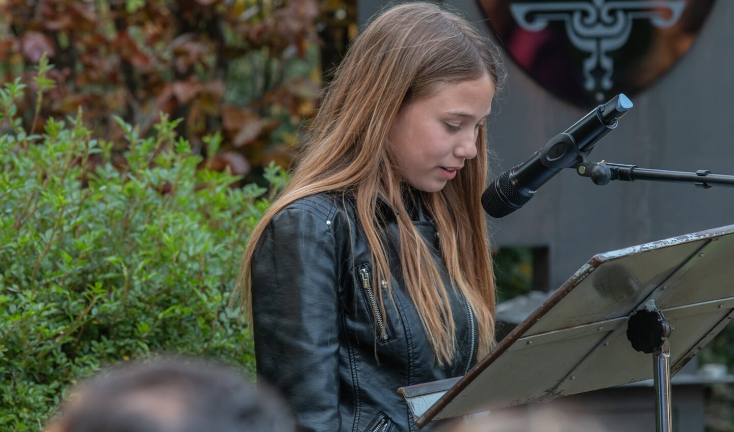 Rosa Rutten draagt haar gedicht voor tijdens de herdenking 4 mei in Steenderen. Foto: Liesbeth Spaansen