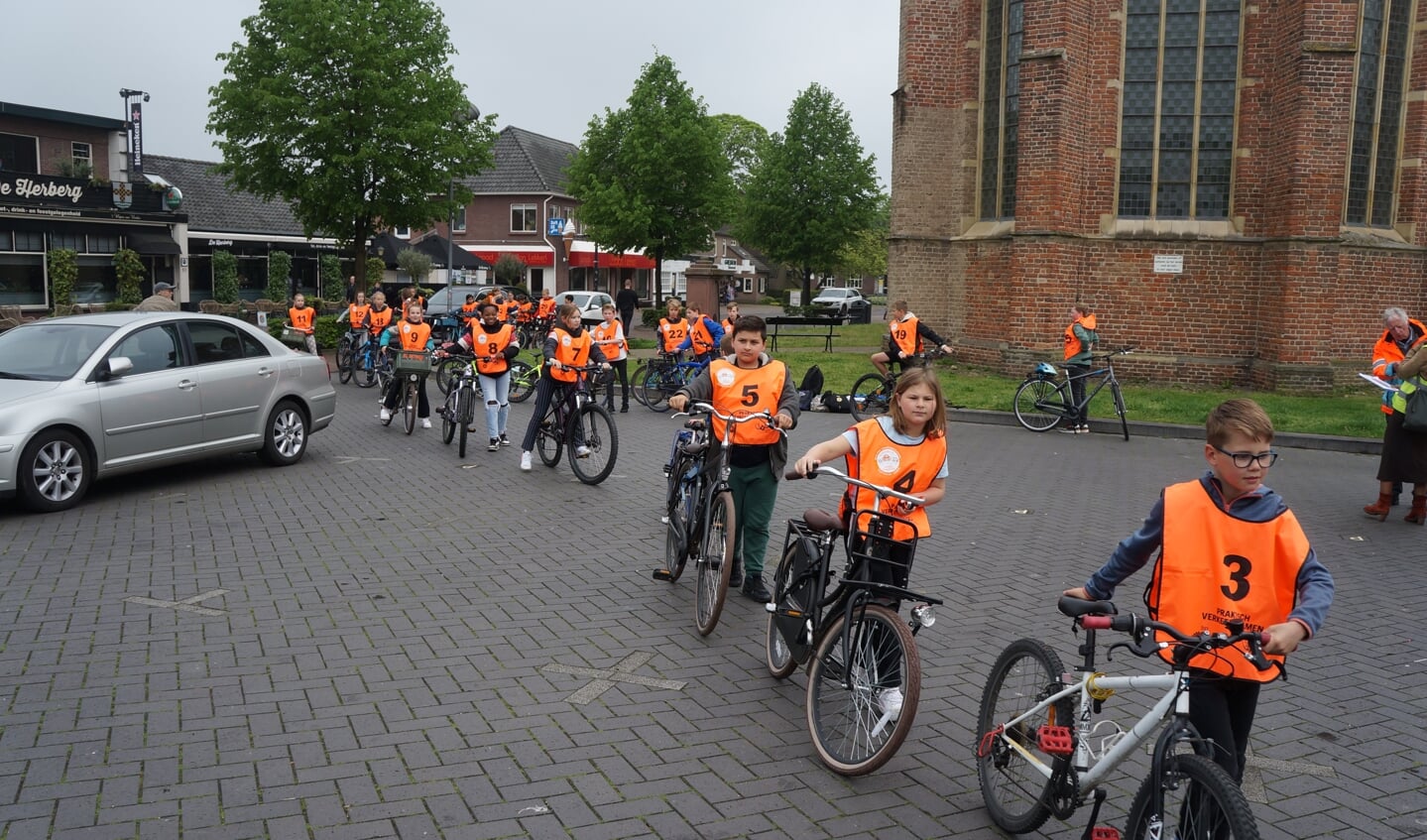Tientallen leerlingen van De Dorpsschool, De Hoge Voorde en De Garve uit Wichmond deden afgelopen woensdag mee aan het verkeersexamen. Foto: Richard Stegers