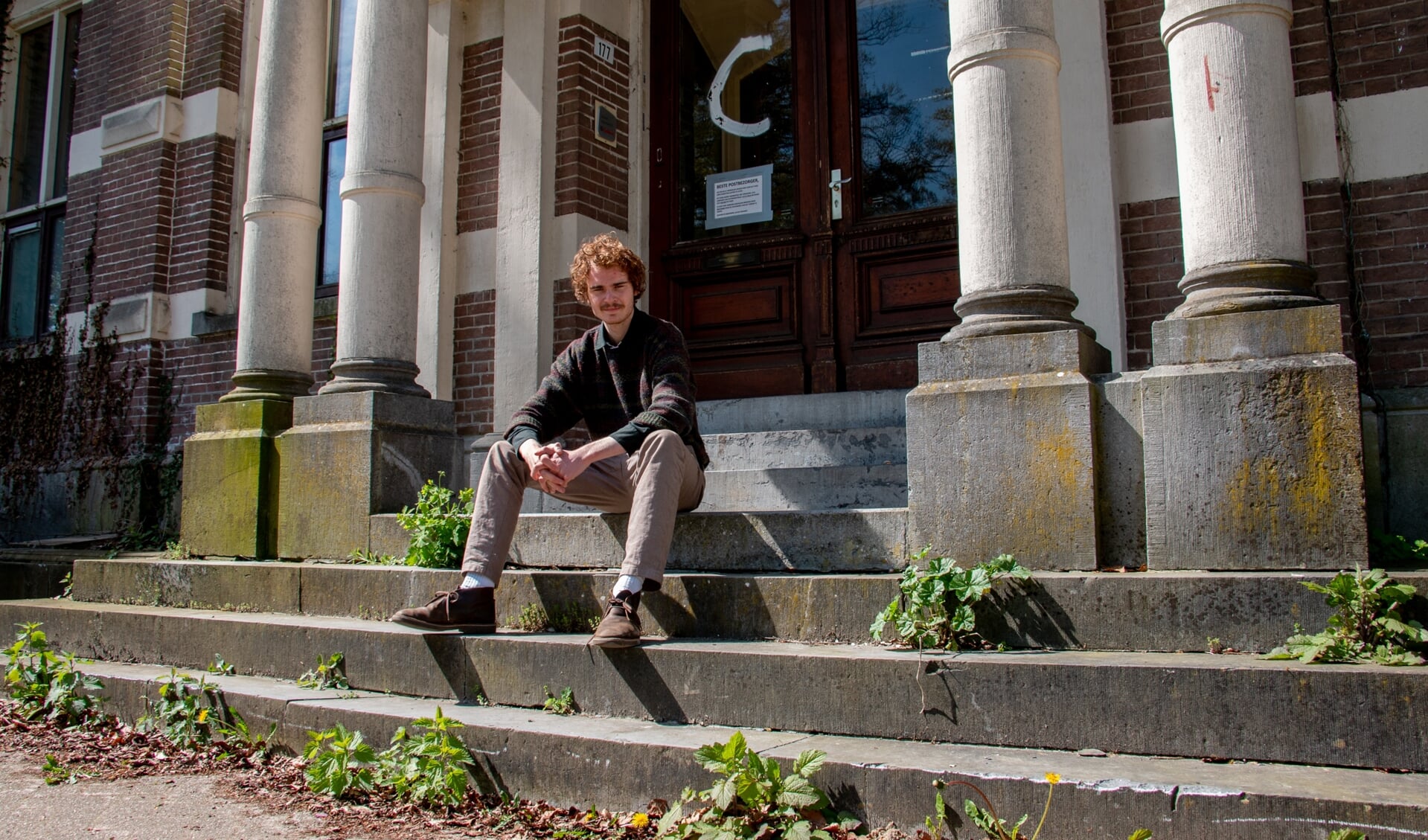 Jochem Witteveen op de trap van het huis Quazenbosch op de Michaelshoeve, waar hij tijdens zijn schooljaren tot rust kwam door van de natuur en het uitzicht te genieten. Foto: Liesbeth Spaansen
