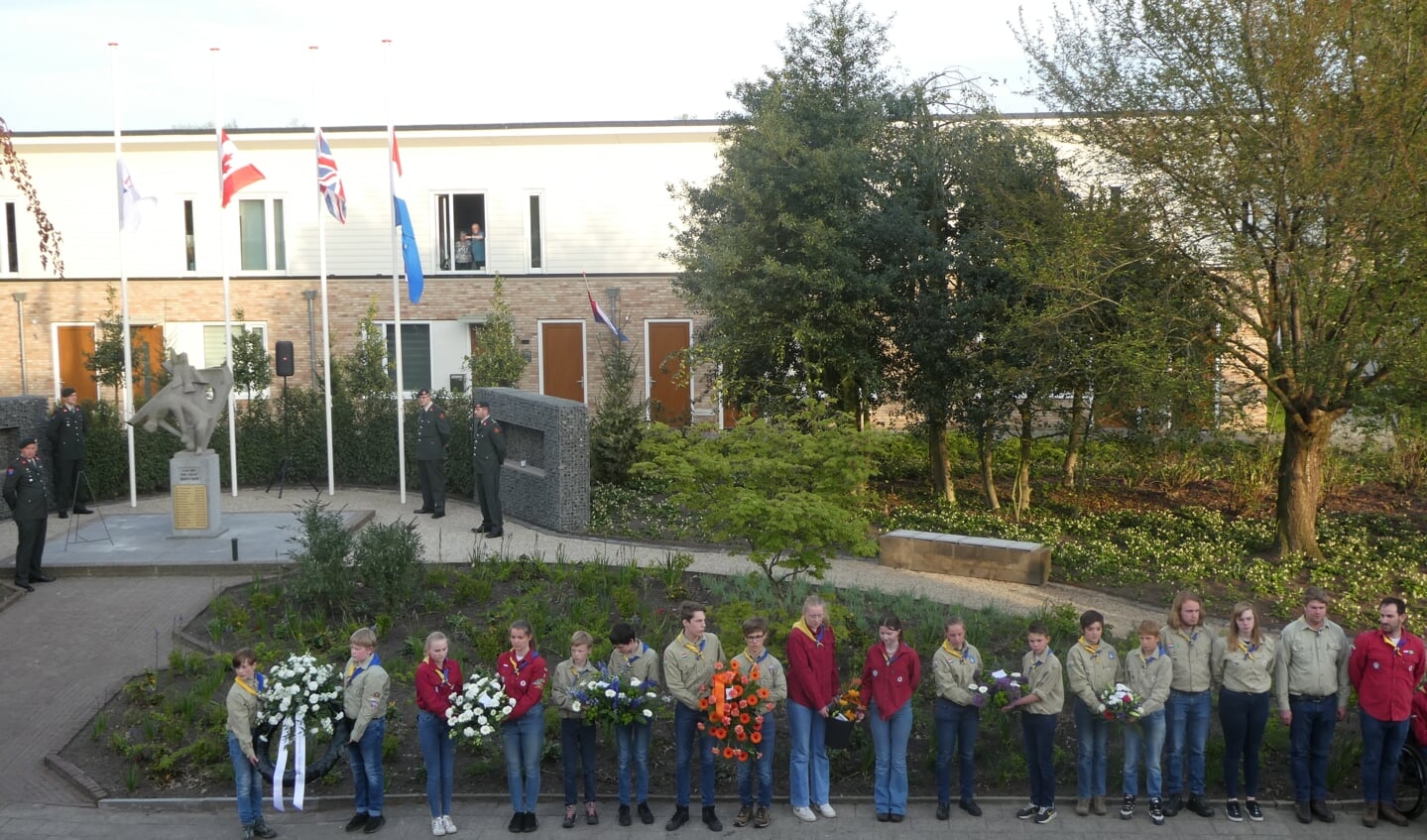 Leden van Scouting Lochem verleenden medewerking aan de krans- en bloemleggingen. Foto's: Jan Hendriksen