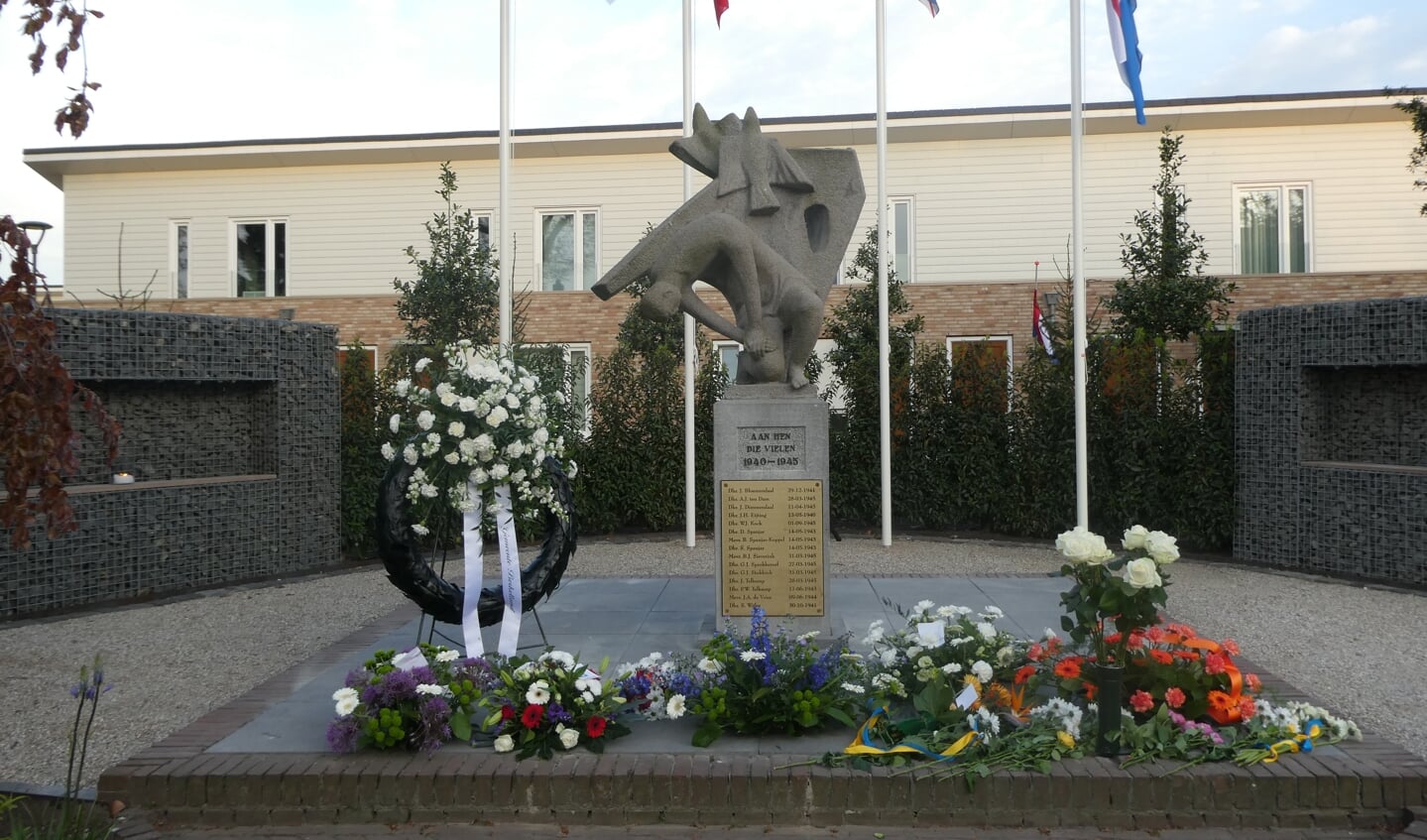 De kransen en bloemen bij het nieuw ingerichte terrein rondom het oorlogsmonument aan 't Rikkeldr. 