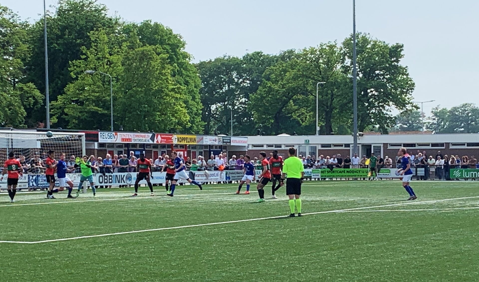 Eén van de vele Grolaanvallen op het doel van NEC Nijmegen. Foto: Theo Huijskes