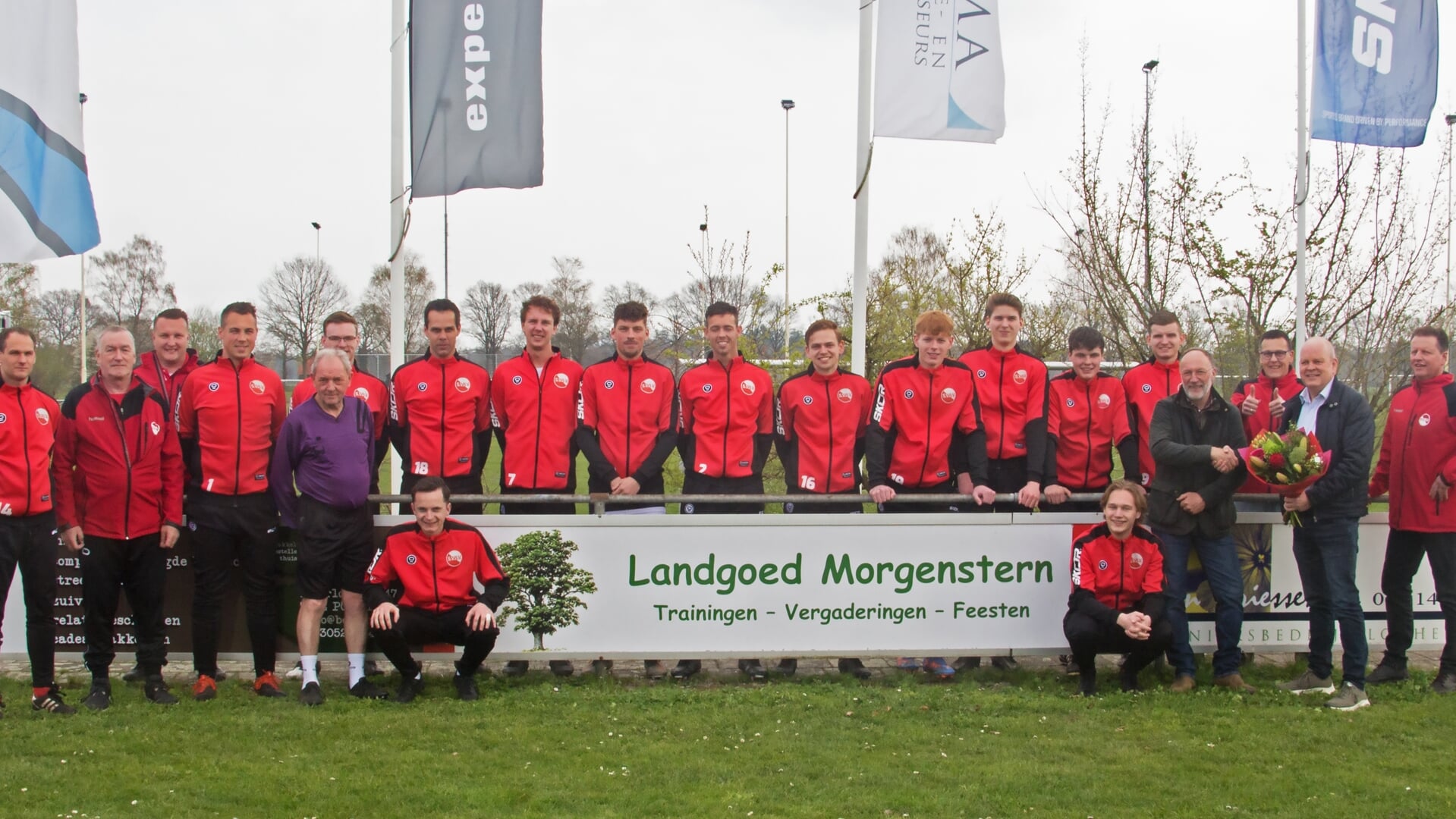 Het eerste team van SVBV in nieuwe trainingspakken dankzij sponsor André Zaalmink van Landgoed Morgenstern (r). Foto: Jan Beumer