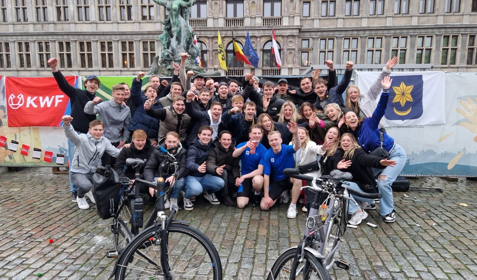 De twee fietsers wachtte een warm onthaal in Antwerpen, na hun zeer geslaagde missie. Foto: PR