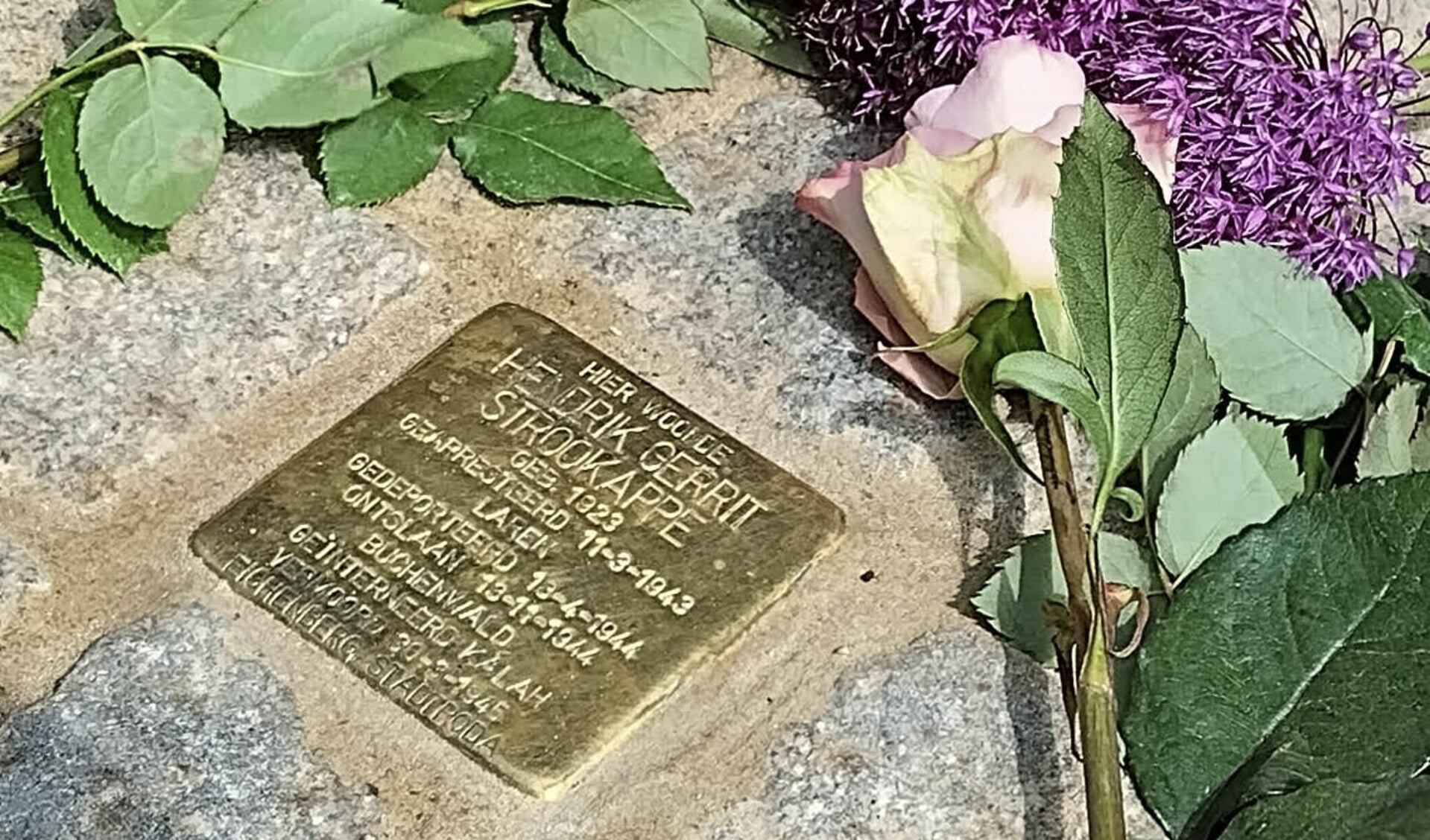 De Stolperstein aan de Emsbroekweg in Harfsen herinnert aan Hendrik Gerrit Strookappe die daar woonde . Foto: Stichting Stolpersteine Lochem