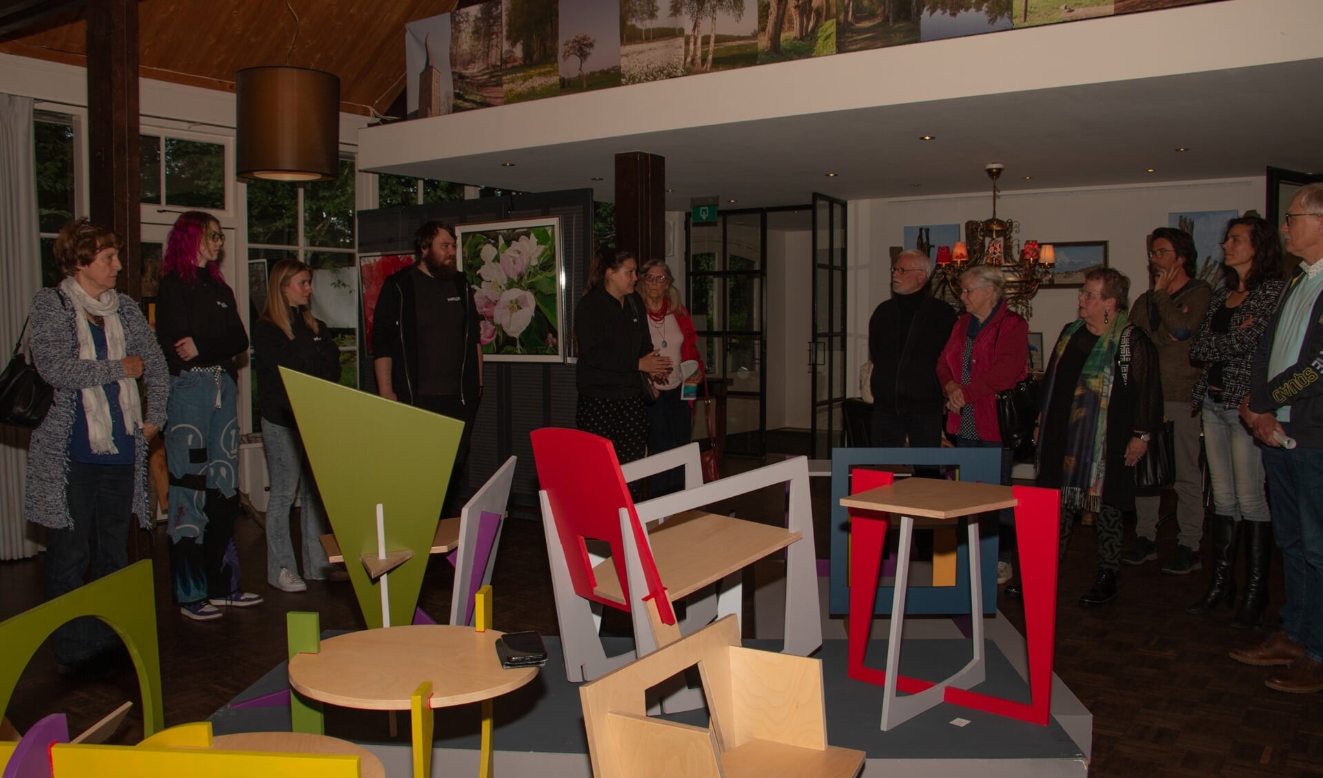 In de zaal van de Heeren van Wolfersveen, rond de meubels van Gerard Velthuis, krijgen de kunstenaars en werkgroepleden uitleg van de WALHALLAb-meesters. Foto: Liesbeth Spaansen