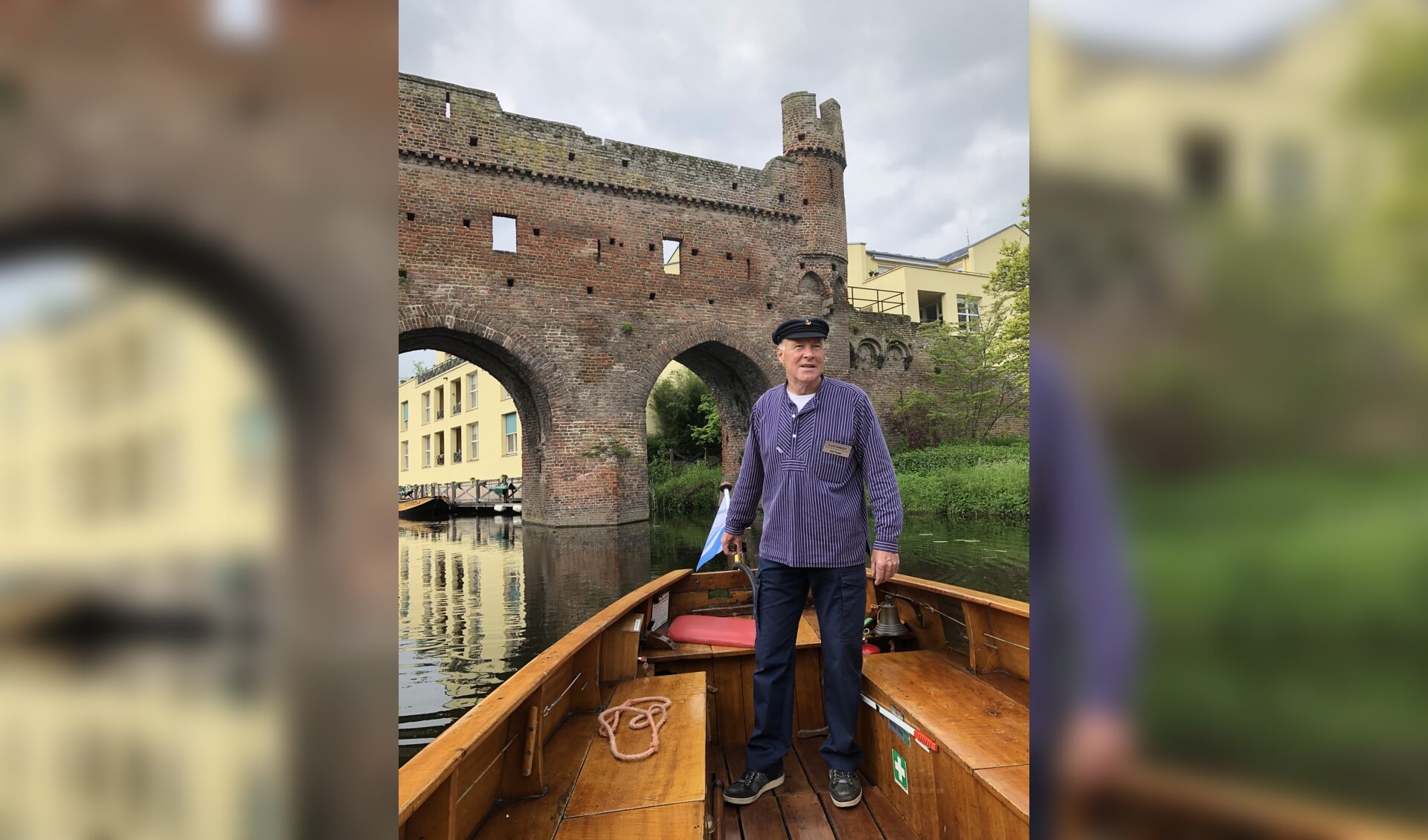Dolf Ponger aan het roer van een Fluisterboot. “Opvarenden zijn vaak verrast over al het moois dat Zutphen op de wal te bieden heeft.” Foto: Eric Klop