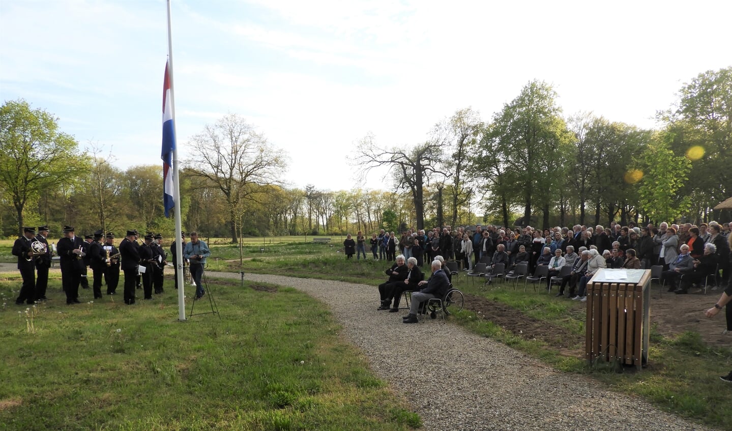 Er bestond een grote belangstelling voor de eerste gezamenlijke herdenking op 4 mei in Geesteren. 