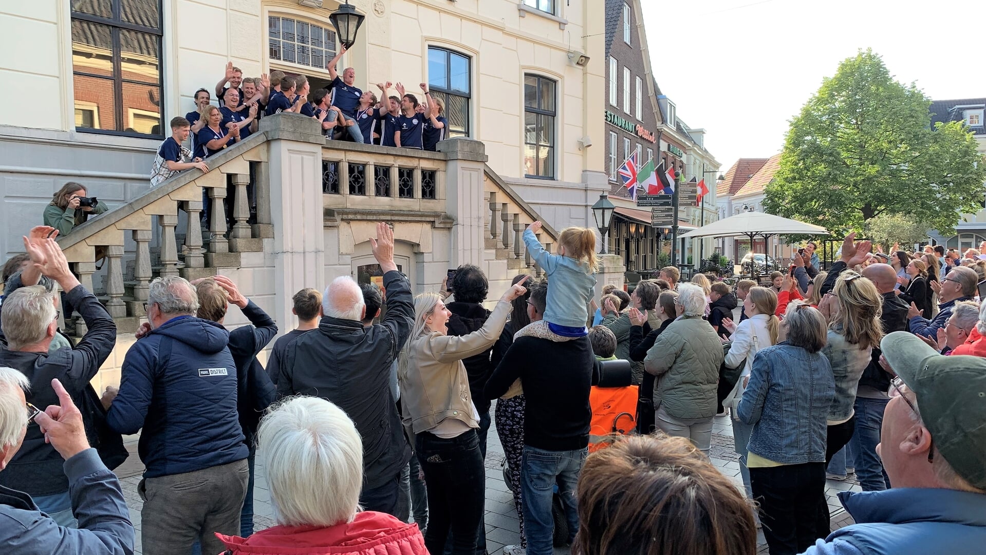 Huldiging van het Grol-elftal op het stadhuis. Foto: Theo Huijskes