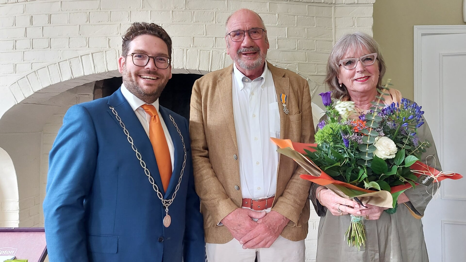 Odo Olthoff kreeg alsnog de Koninklijke Onderscheiding uitgereikt door burgemeester Sebastiaan van 't Erve. Foto: gemeente Lochem