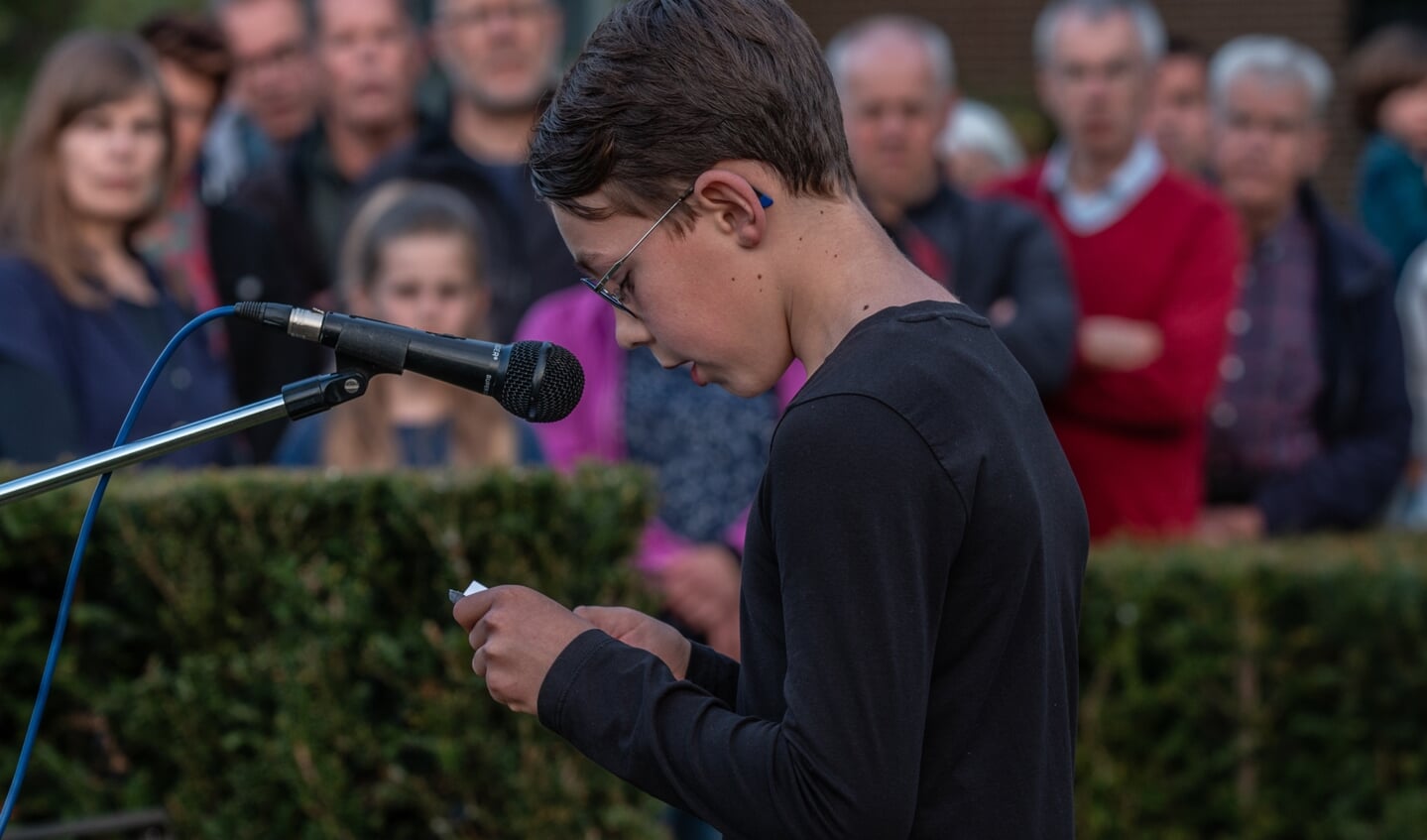 Torsten van Hal draagt zijn gedicht voor tijdens de herdenking 4 mei in Steenderen. Foto: Liesbeth Spaansen