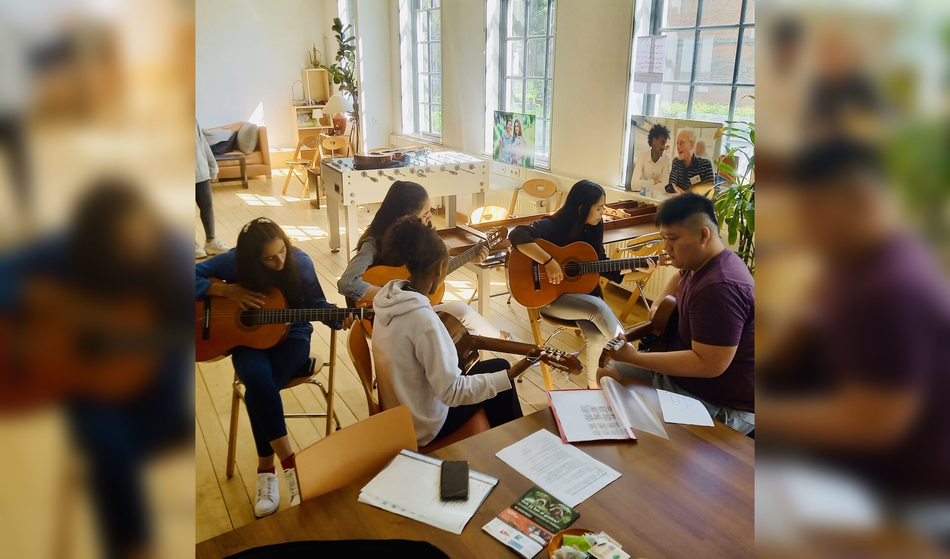Grenzeloos Muziek geeft mensen die gehuisvest zijn in een AZC de mogelijkheid om een muziekinstrument te leren bespelen of te leren zingen. Foto: Karel Overbeek