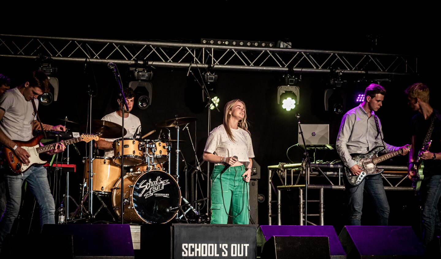Op het podium van de Balzaal opende vrijdagavond de coverband School’s Out uit Lichtenvoorde Reurpop.