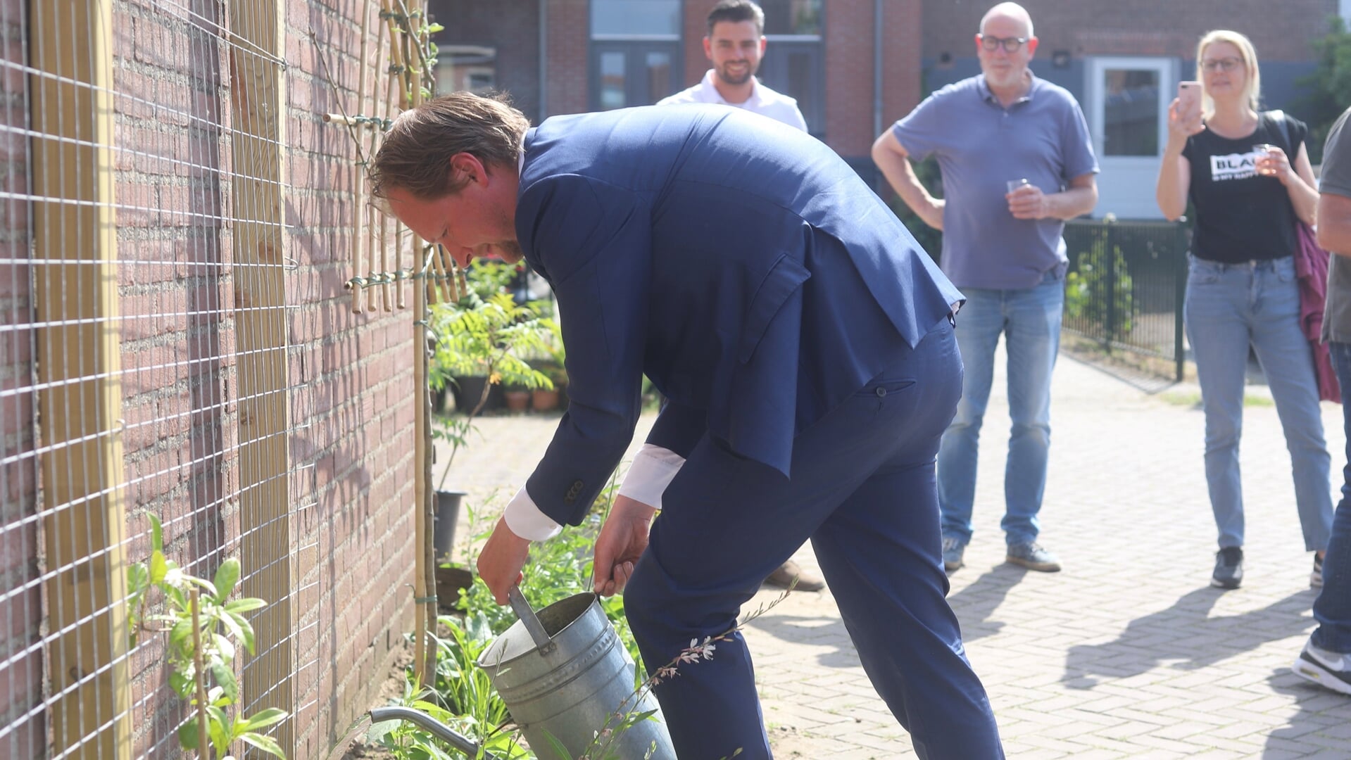 Wethouder Sjoerd Wannet voorziet de geveltuin van water. Foto: Sander Grootendorst