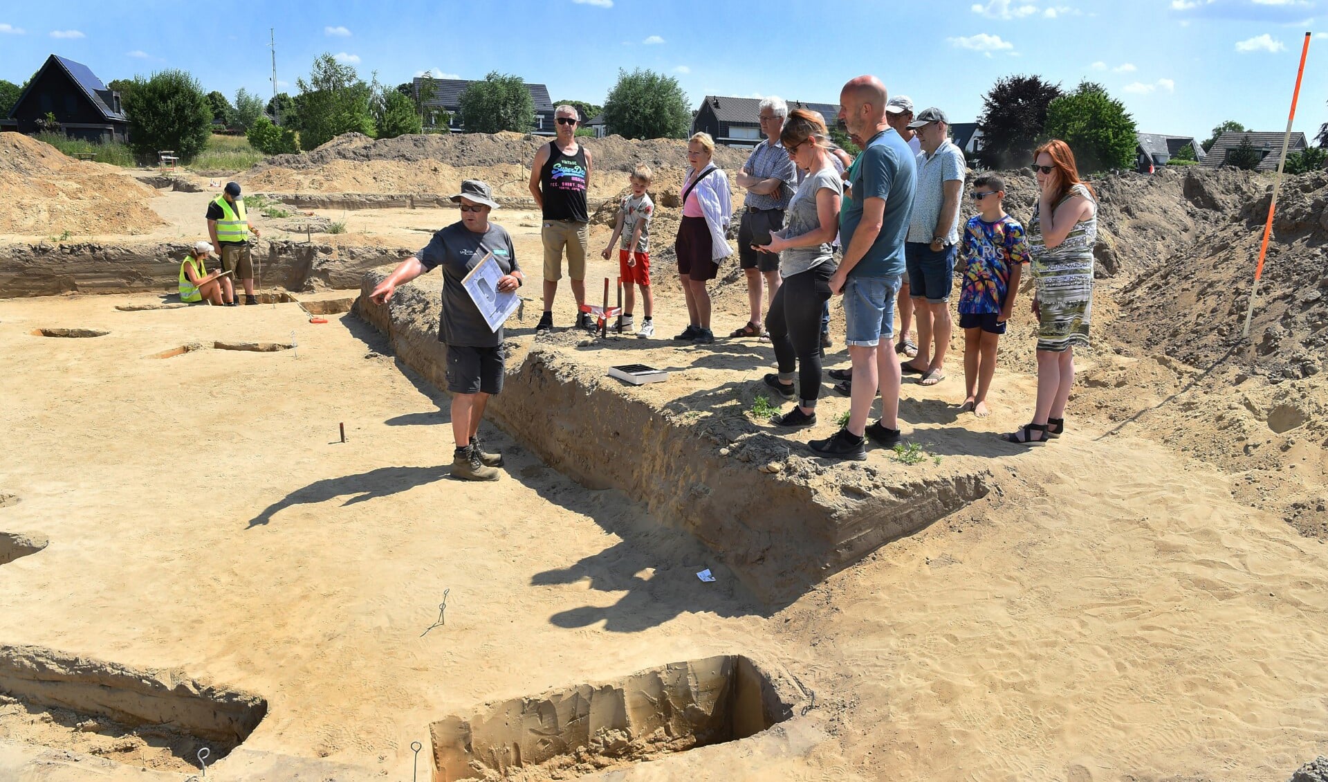 Everhard Bulten van Saxion (al wijzend) legt een groep geïnteresseerden uit wat de opgravingen in Wehl hebben opgeleverd. Foto: Roel Kleinpenning
