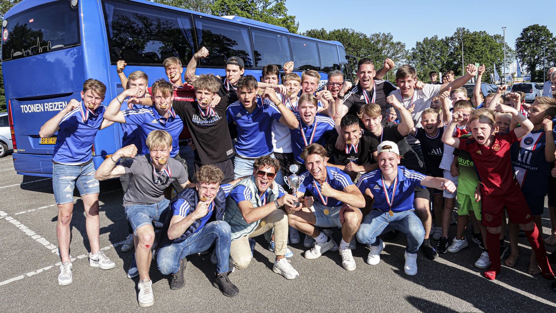 De spelers van Pax JO19-1 vieren hun overwinning bij aankomst op sportpark Het Elderink in Hengelo. Foto: Luuk Stam