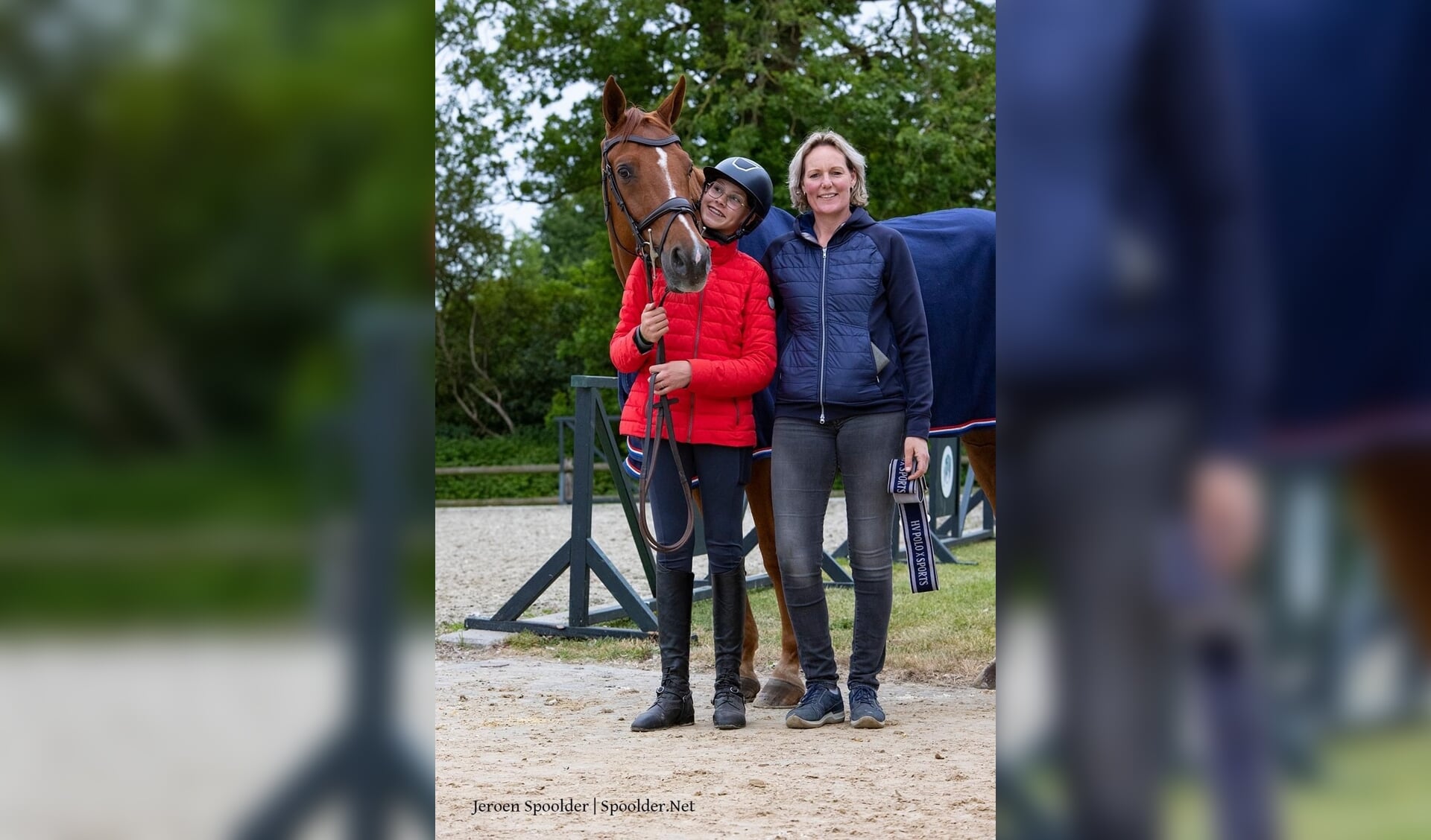 Mayke Leusink met haar moeder Chantal Leusink en haar paard Gino. Foto: Jeroen Spoolder