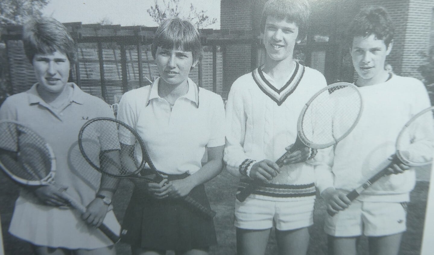 Het absolute sportieve hoogtepunt van Tennisvereniging Ruurlo gaat terug naar 1981 toen het gemengde Juniorenteam destijds bestaande uit Petra en Carin Magis, Geert Brinkerink en Pieter Alberts Nederlands kampioen werd. Foto: TB Ruurlo