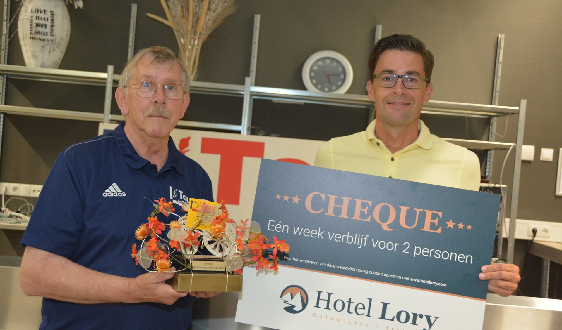 Henny Heutinck (links) overhandigt de prijs van de Tour de Mariënvelde aan Rick Timmermans uit het Brabantse Berghem, de winnaar van de 39e editie in 2022.