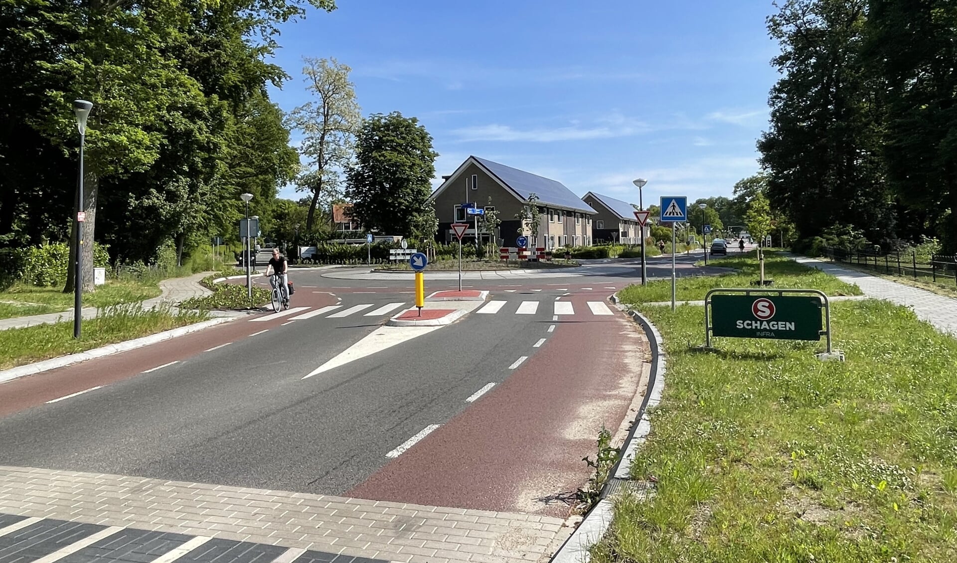 Een nieuwe rotonde bij de Schoolstraat maakt deel uit van de Traverse Eefde. Foto: Henri Bruntink