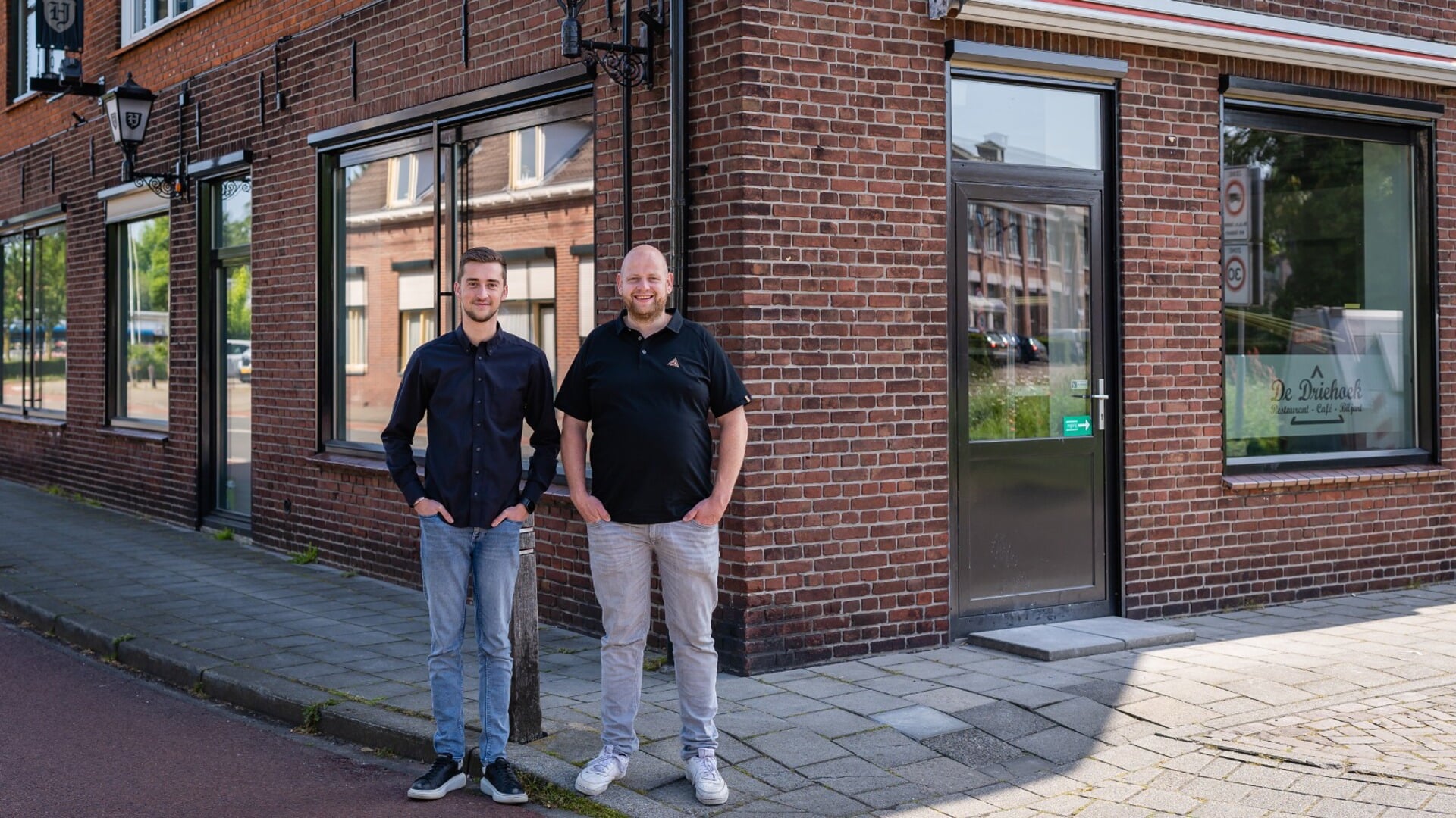 Lars ten Barge en Koen klein Avink zijn de nieuwe uitbaters van café-restaurant De Driehoek. Foto: Jorieke Philippi
