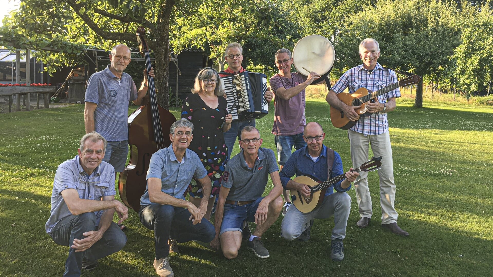 De leden van The Auld Smiddy Folkband in de Zelhemse achtertuin, waar de band op zondag 18 juni optreedt. Foto: PR