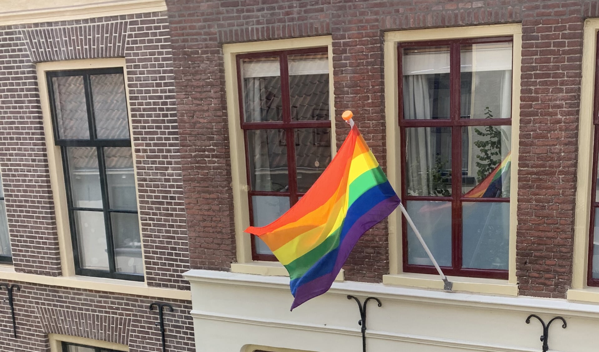 Wapperende regenboogvlak in een Zutphense straat. Zaterdag 10 juni is de eerste Pride Walk in deze gemeente.