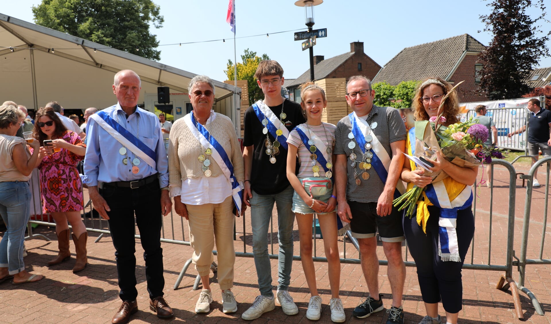 Vlnr: senioren koningspaar Hendrik Everink en Agnes te Brake, jeugdkoningspaar Jan Ressing en Anna Toxopeus en koningspaar Joost Eggink en Danielle Wijntjes. Foto: Kermiscomité Lievelde