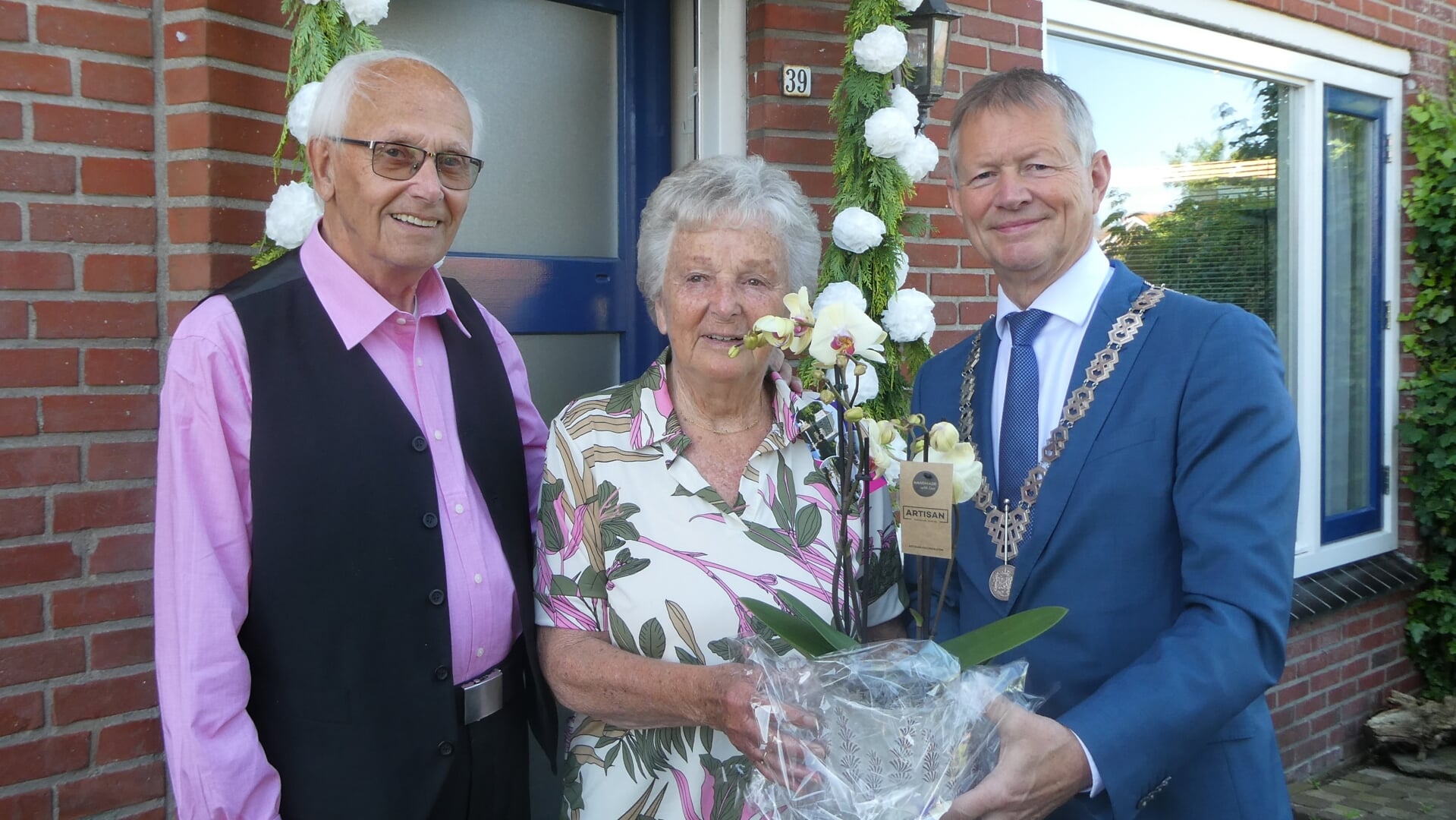 Namens de gemeente Bronckhorst kwam locoburgemeester Antoon Peppelman Koos en Cisca van Houte feliciteren. Foto: Jan Hendriksen