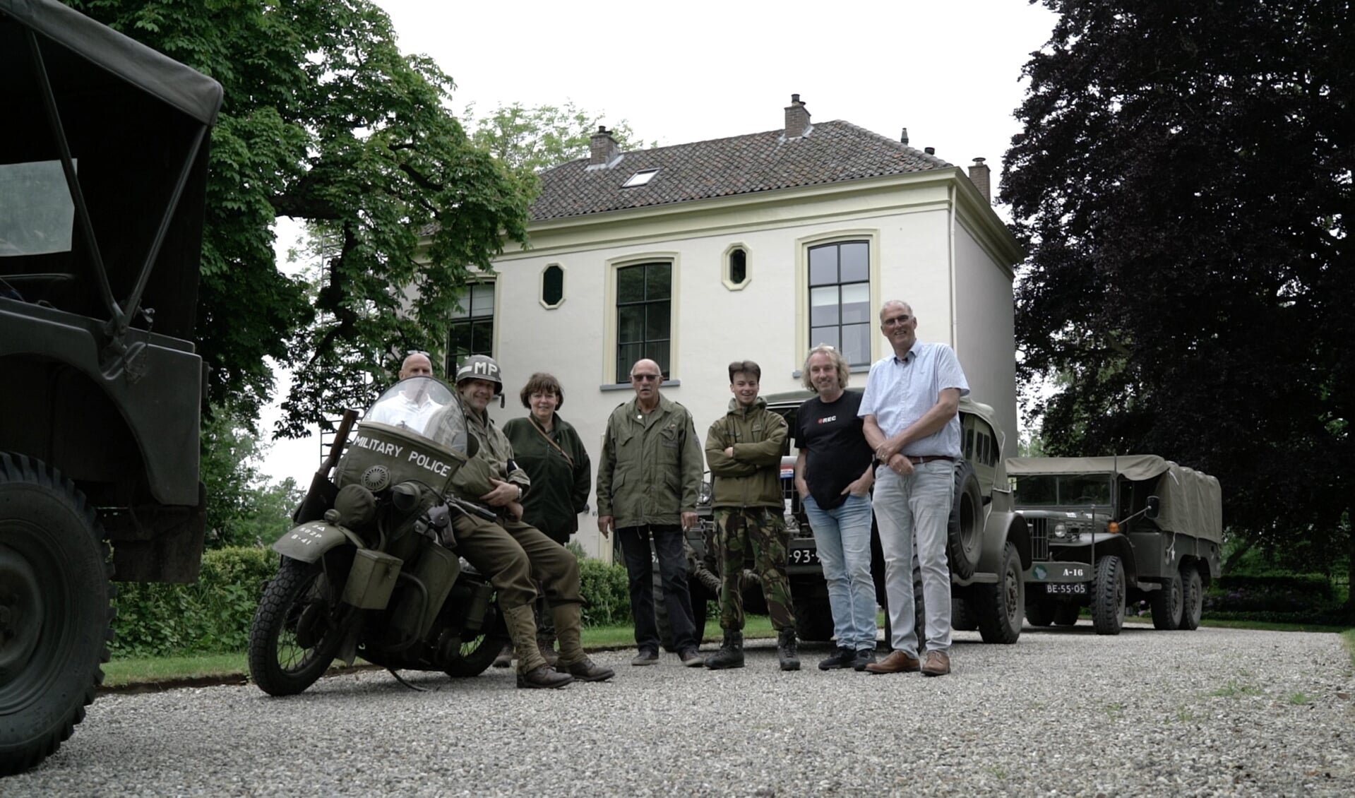 De crew, die de medewerking heeft verleend aan de opnamedag, bij Huize 't Oye met drie militaire voertuigen en een militaire motor uit 1942. Tweede van rechts producent/regisseur Rob Hulshoff. Foto: PR