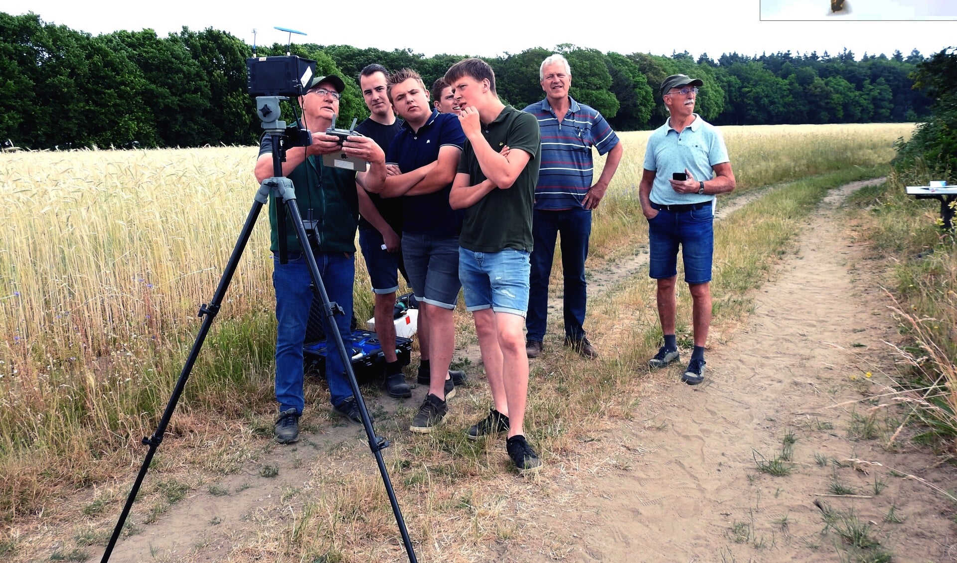 Enkele studenten voor veehouderij van het Zone.College uit Doetinchem met hun leraar Harrie en de drone instructeurs Leo Raben (l) en Bert Kremer (r). Foto: Tanja Keurntjes