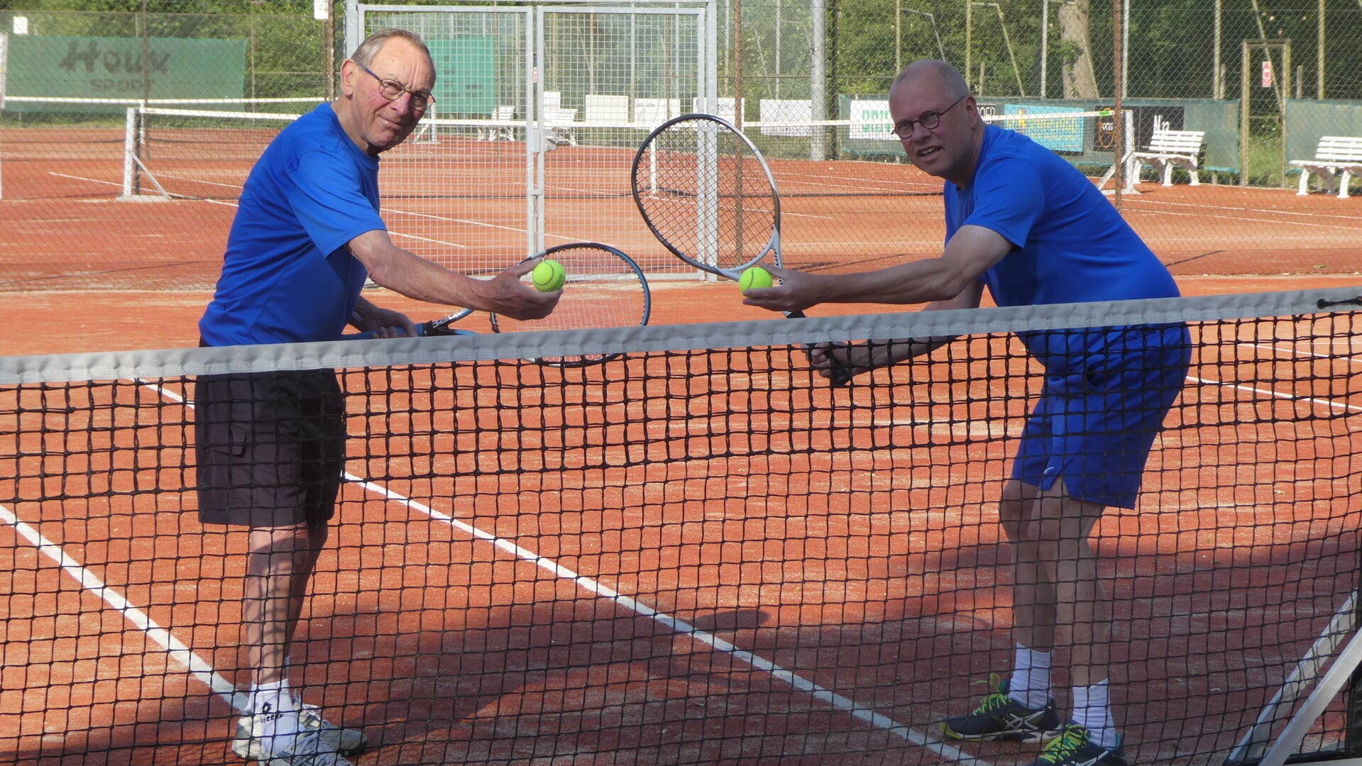 Mede oprichter en oud voorzitter Jan Wiegerinck (l) en de huidige voorzitter Bas Brinkerink aan het net op de tennisbanen van TV Ruurlo. Foto: Jan Hendriksen.