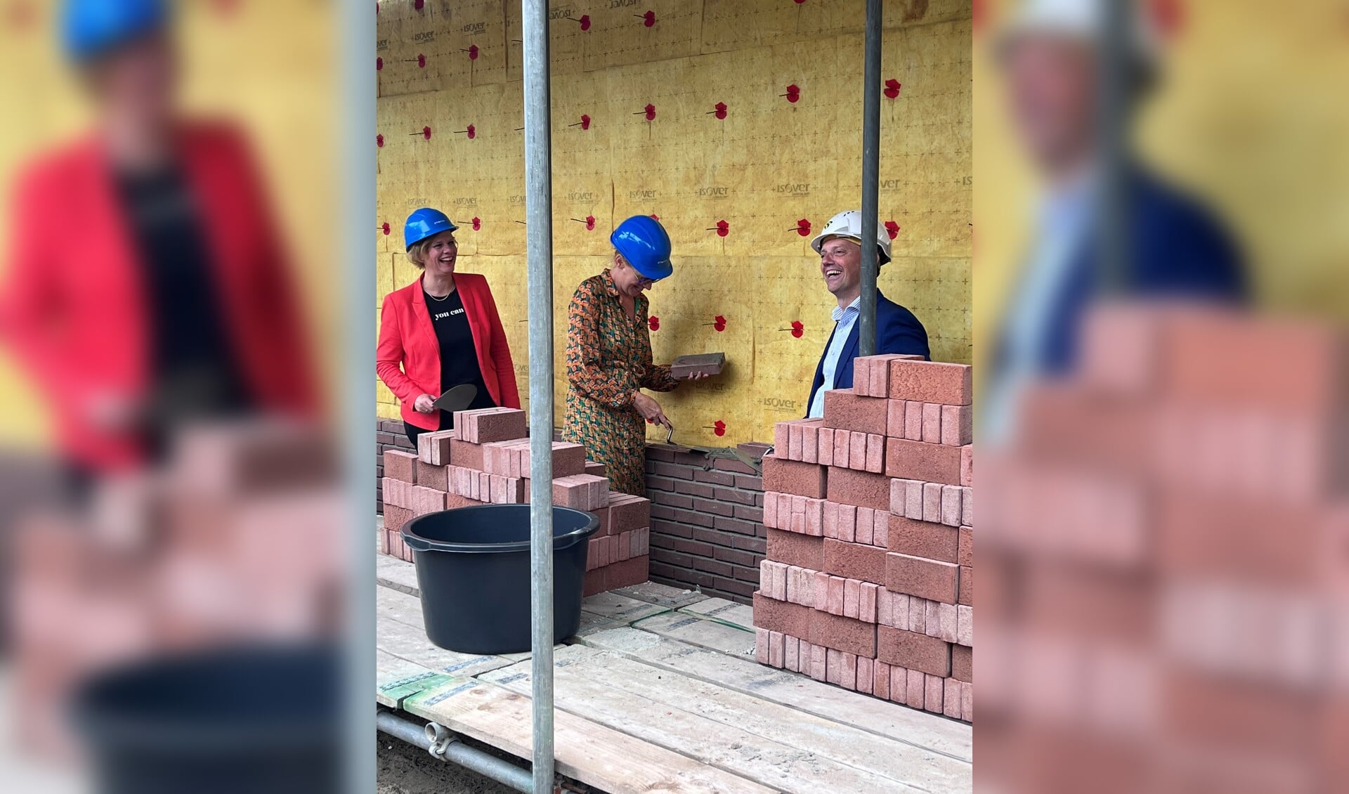 Openingshandeling nieuwbouw Oranjewijk met Hanke Struik, Emmeke Gosselink en John Haverkort (v.l.n.r.). Foto: Heleen Weerkamp