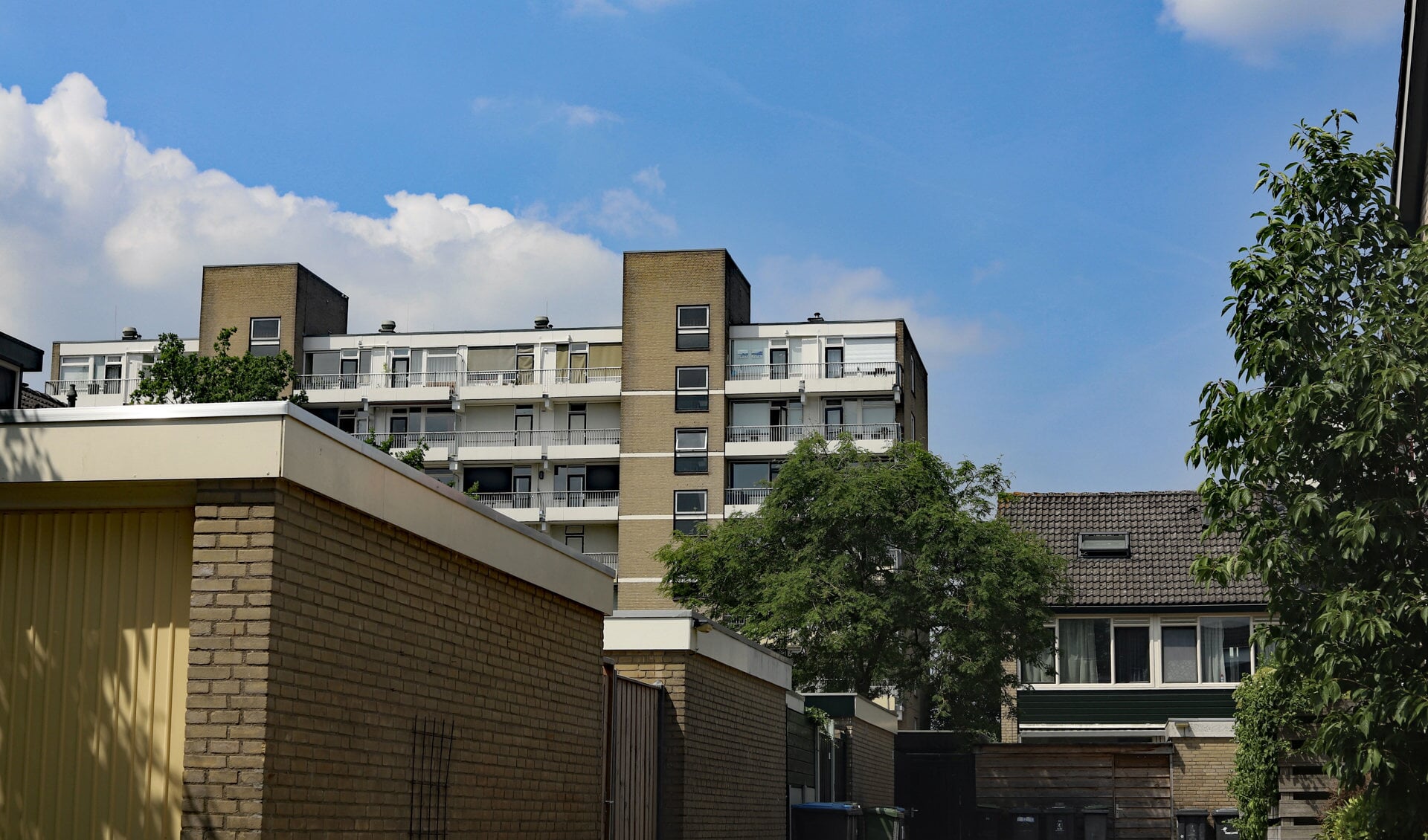 Een van de flats aan de Rietbergstraat met aan de voorzijde de laagbouw. Het plateau zou over de gehele lengte van de flat 45 centimeter boven de liftschachten moeten komen.