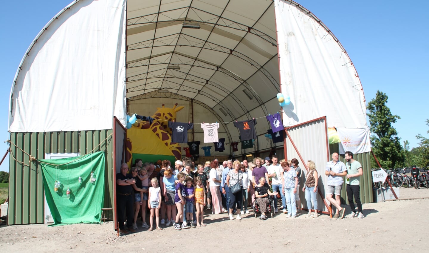 Corsobouwers van corsogroep Zieuwentseweg vieren feest tijdens opening nieuwe bouwlocatie en het 50 jaar bestaan van de corsogroep.