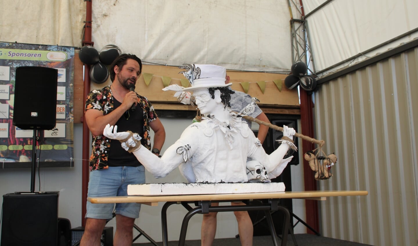 Bart Klein Gunnewiek vertelt over zijn maquette-ontwerp 'Witch Doctor'. Foto: Jos Betting 