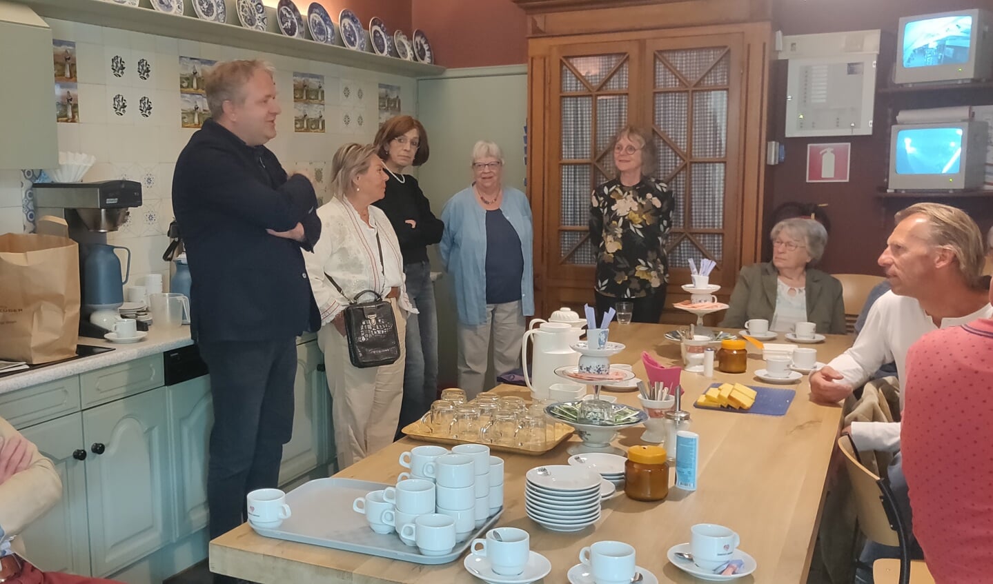 Wethouder Arjen van Gijssel opent de expositie in de koffiekamer van De Scheper. Foto: Rob Stevens