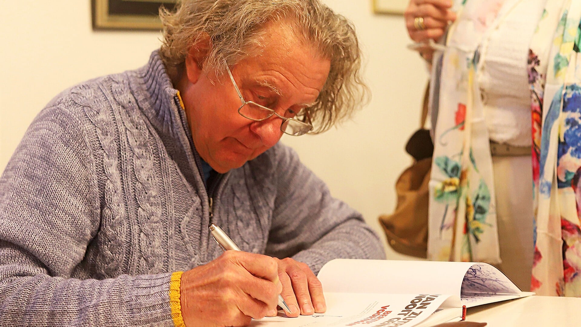Willem Sprengers tijdens de signeersessie aan het eind van de boekpresentatie. Foto: Sander Grootendorst