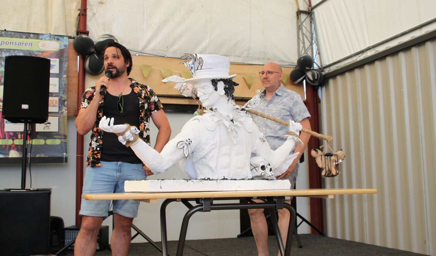 Bart Klein Gunnewiek vertelt over zijn maquette ontwerp 'Witch Doctor'. Foto: Jos Betting 