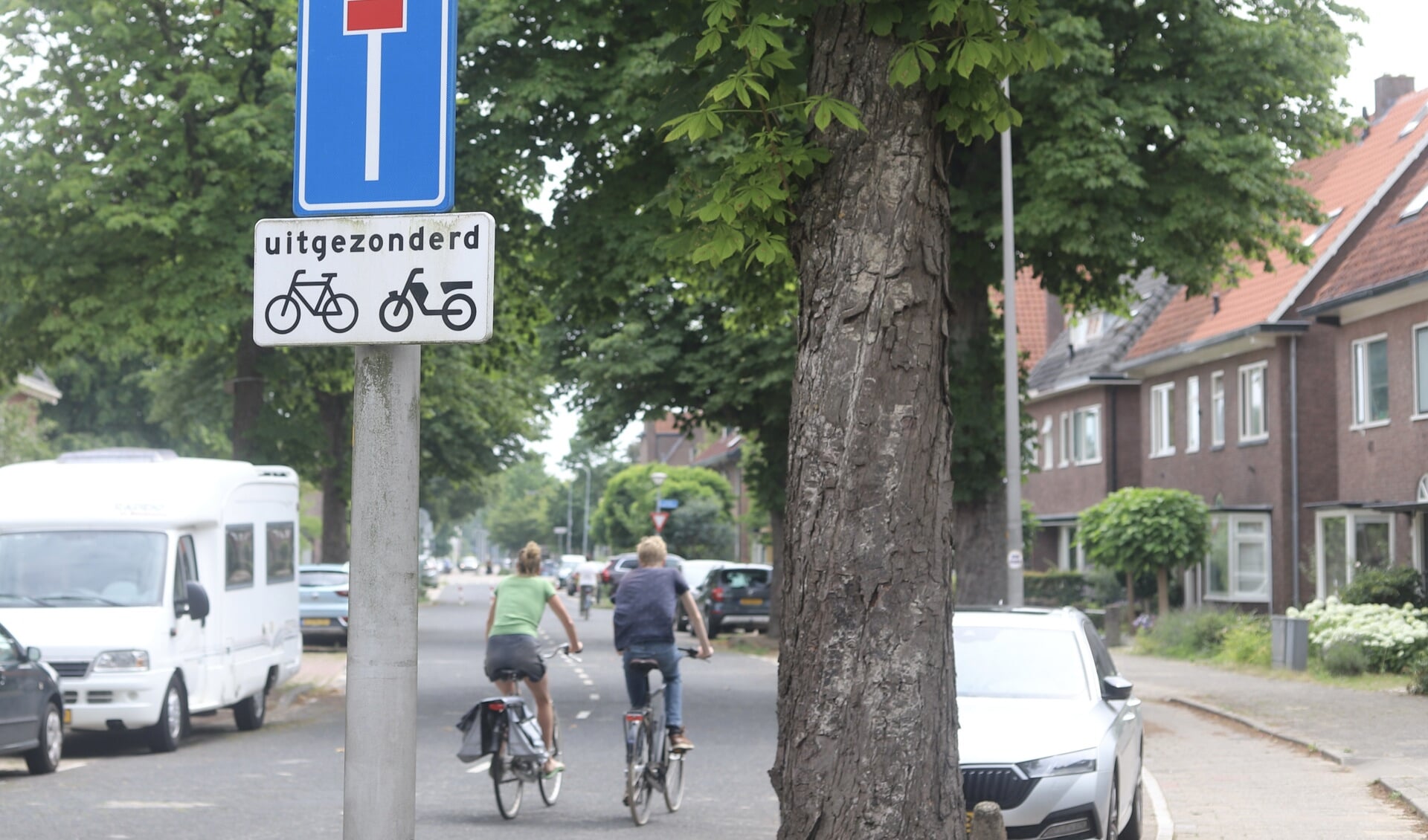 Fietsers op de Prins Bernhardlaan, die in de jaren negentig van de vorige eeuw werd afgesloten voor doorgaand autoverkeer. Foto: Sander Grootendorst