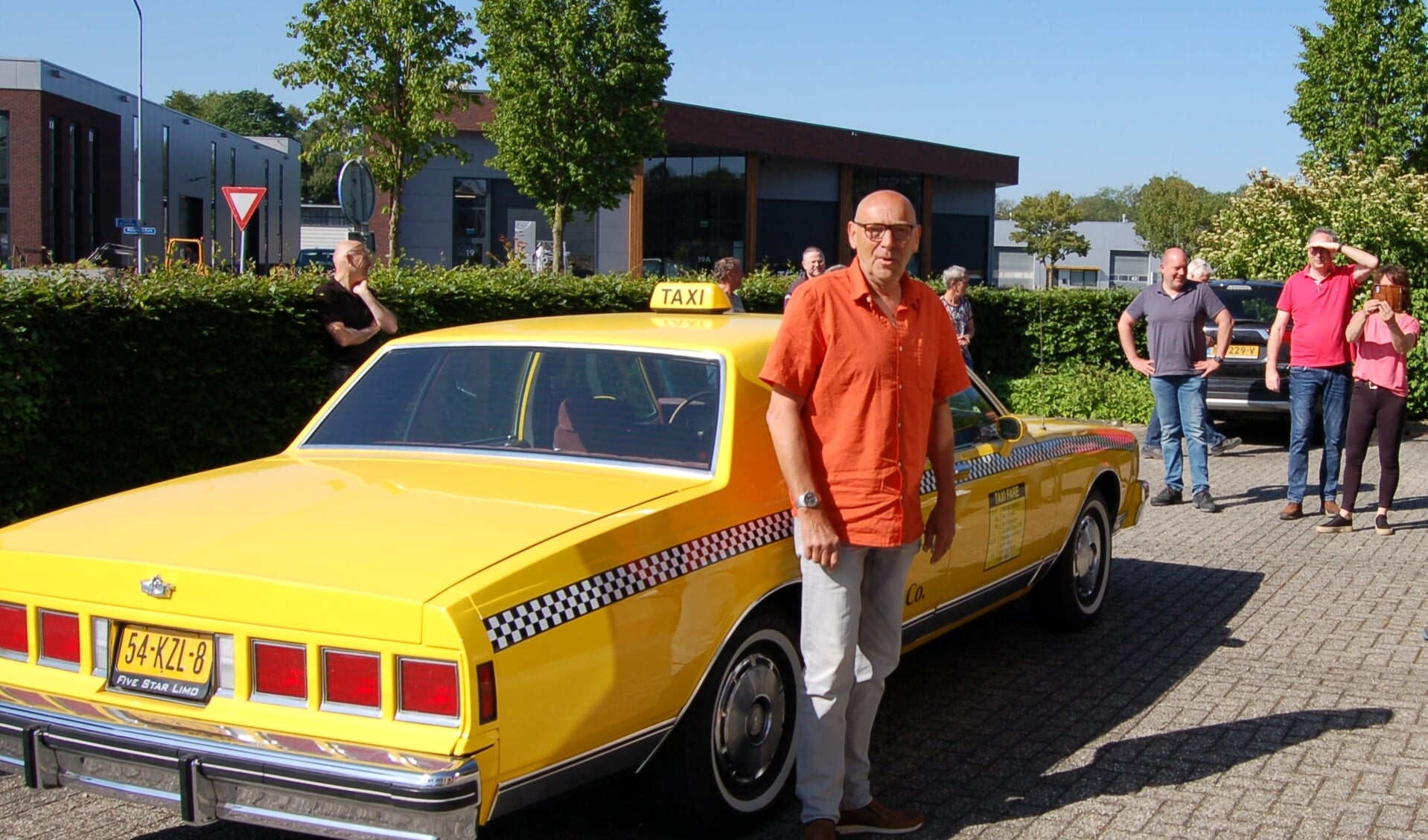 Jan Wevers bij de speciale taxi. Foto: PR