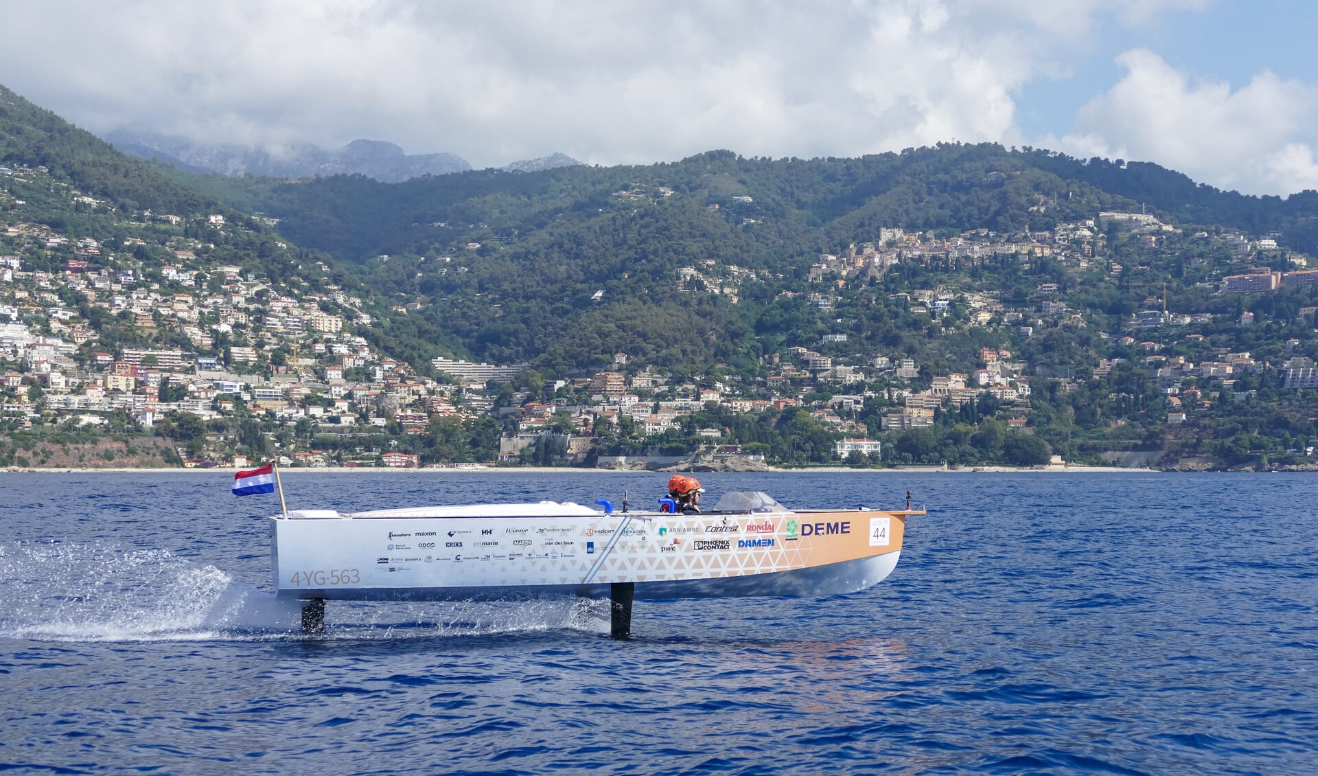 De boot van het TU Delft Hydro Motion Team foilt over het wateroppervlak van Monaco tijdens de Monaco Energy Boat Challenge, in de open zee-klasse. Foto: pr TU Delft Hydro Motion Team